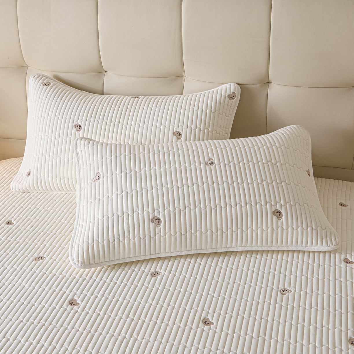 91家纺网 家纺一手货源 找家纺 卡伦家纺 2025新品全棉色织水洗棉刺绣夹棉床笠席梦思保护套小熊系列 素白熊