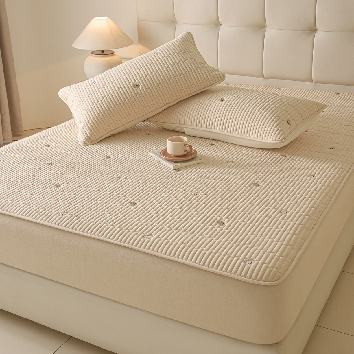 91家纺网 家纺一手货源 找家纺 卡伦家纺 2025新品全棉色织水洗棉刺绣夹棉床笠席梦思保护套小熊系列 金驼熊