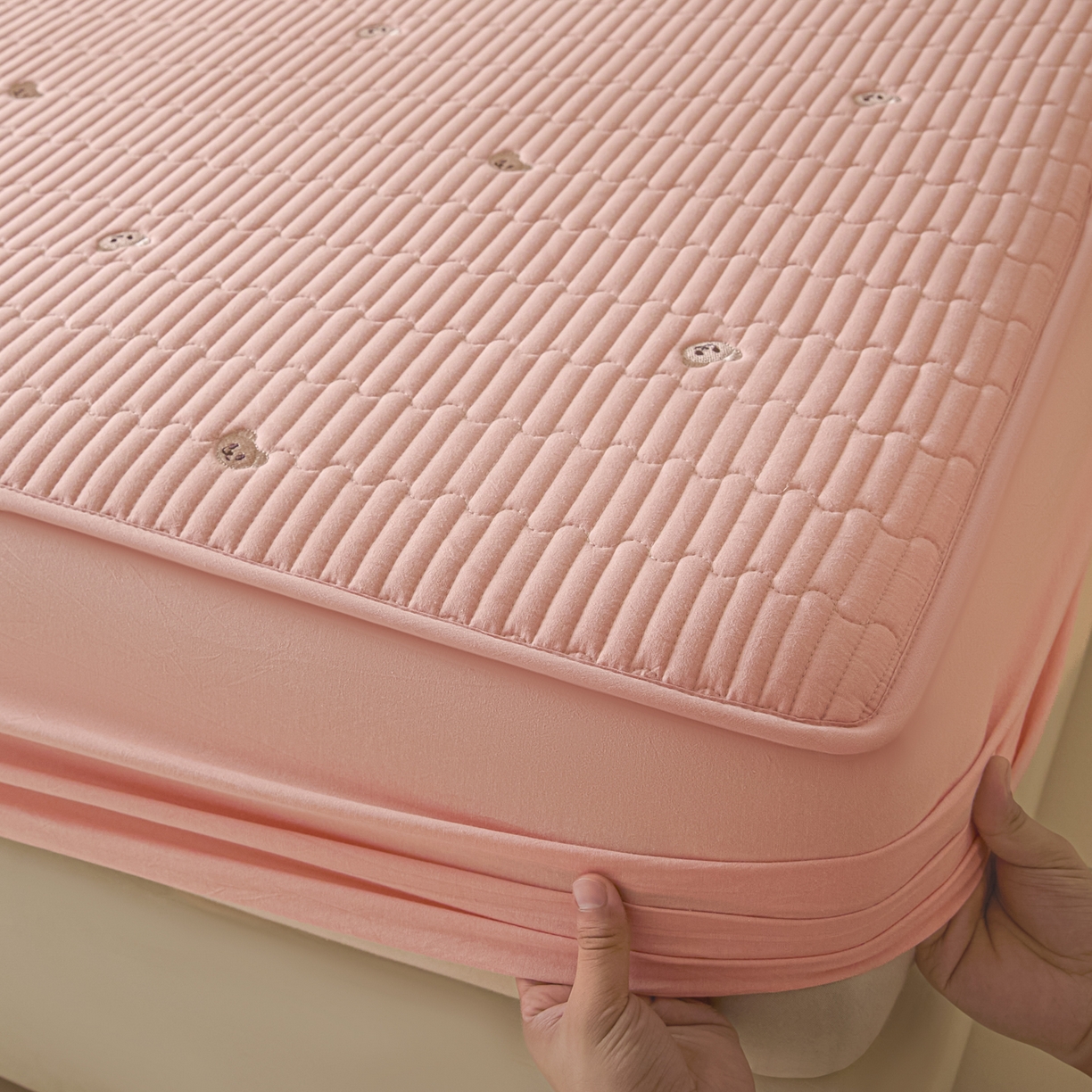 91家纺网 家纺一手货源 找家纺 卡伦家纺 2025新品全棉色织水洗棉刺绣夹棉床笠席梦思保护套小熊系列 桃粉熊