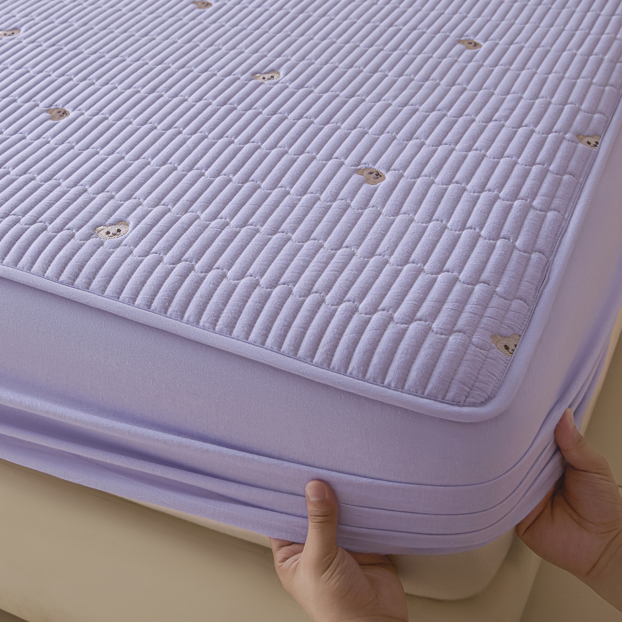 91家纺网 家纺一手货源 找家纺 卡伦家纺 2025新品全棉色织水洗棉刺绣夹棉床笠席梦思保护套小熊系列 雅紫熊