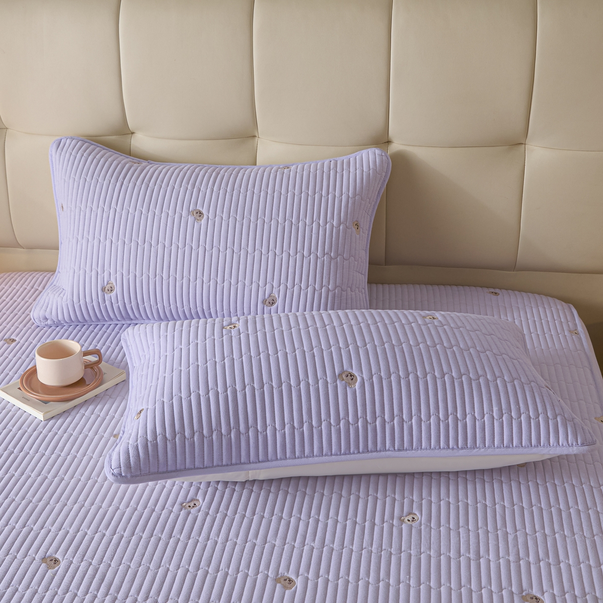 91家纺网 家纺一手货源 找家纺 卡伦家纺 2025新品全棉色织水洗棉刺绣夹棉床笠席梦思保护套小熊系列 雅紫熊