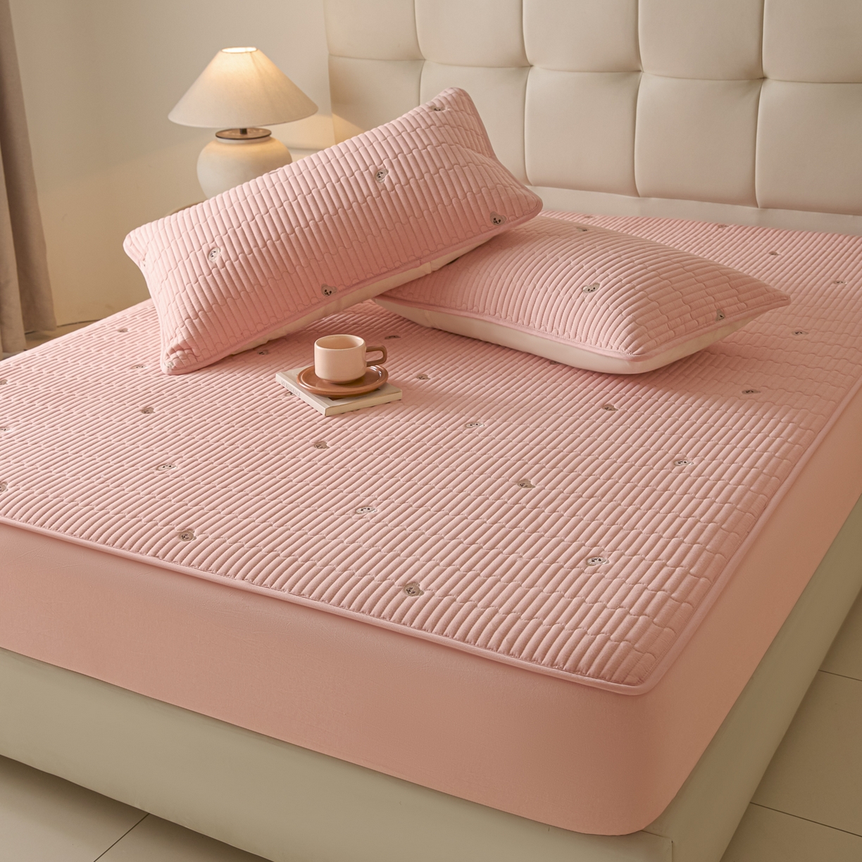 91家纺网 家纺一手货源 找家纺 卡伦家纺 2025新品全棉色织水洗棉刺绣夹棉床笠席梦思保护套小熊系列 桃粉熊