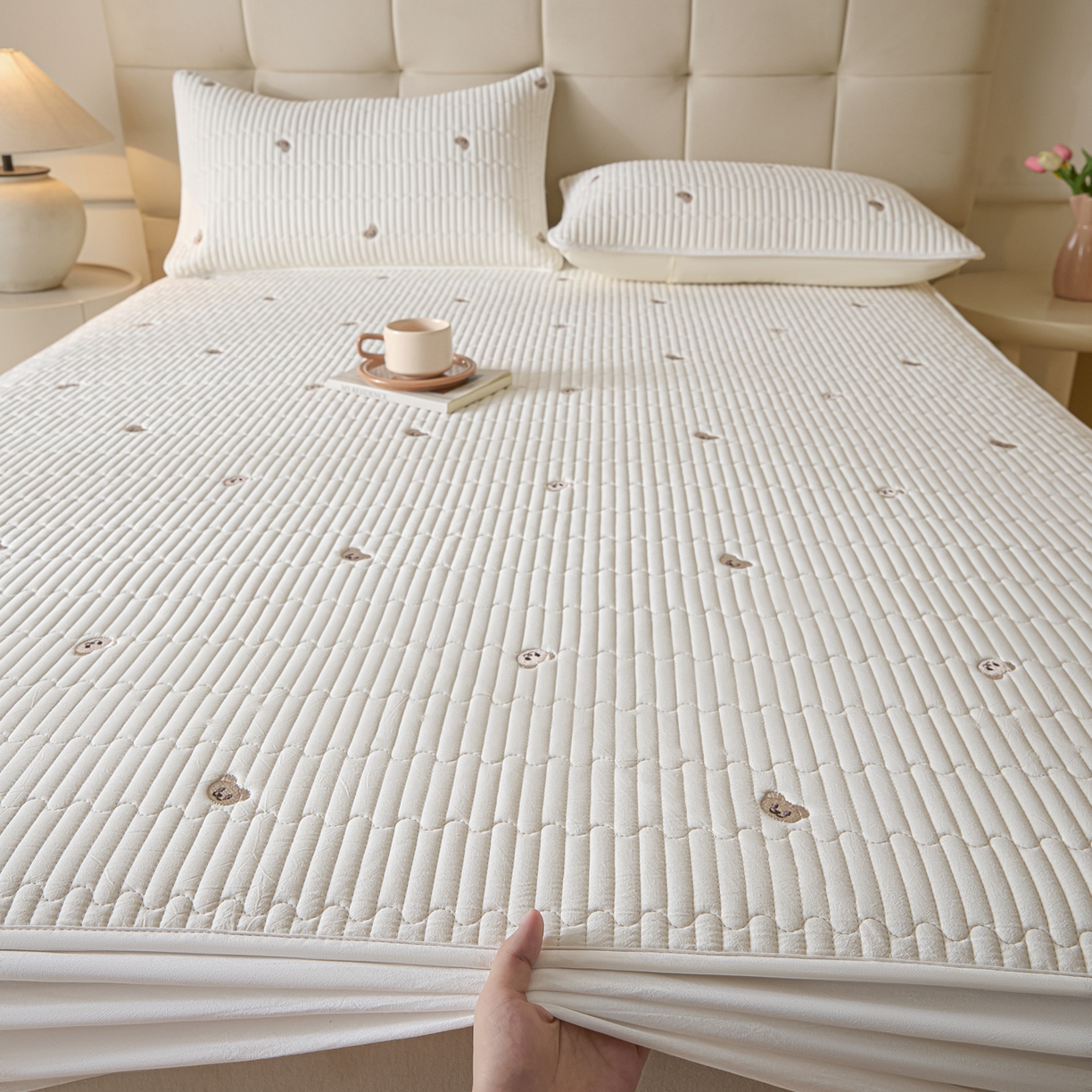 91家纺网 家纺一手货源 找家纺 卡伦家纺 2025新品全棉色织水洗棉刺绣夹棉床笠席梦思保护套小熊系列 素白熊