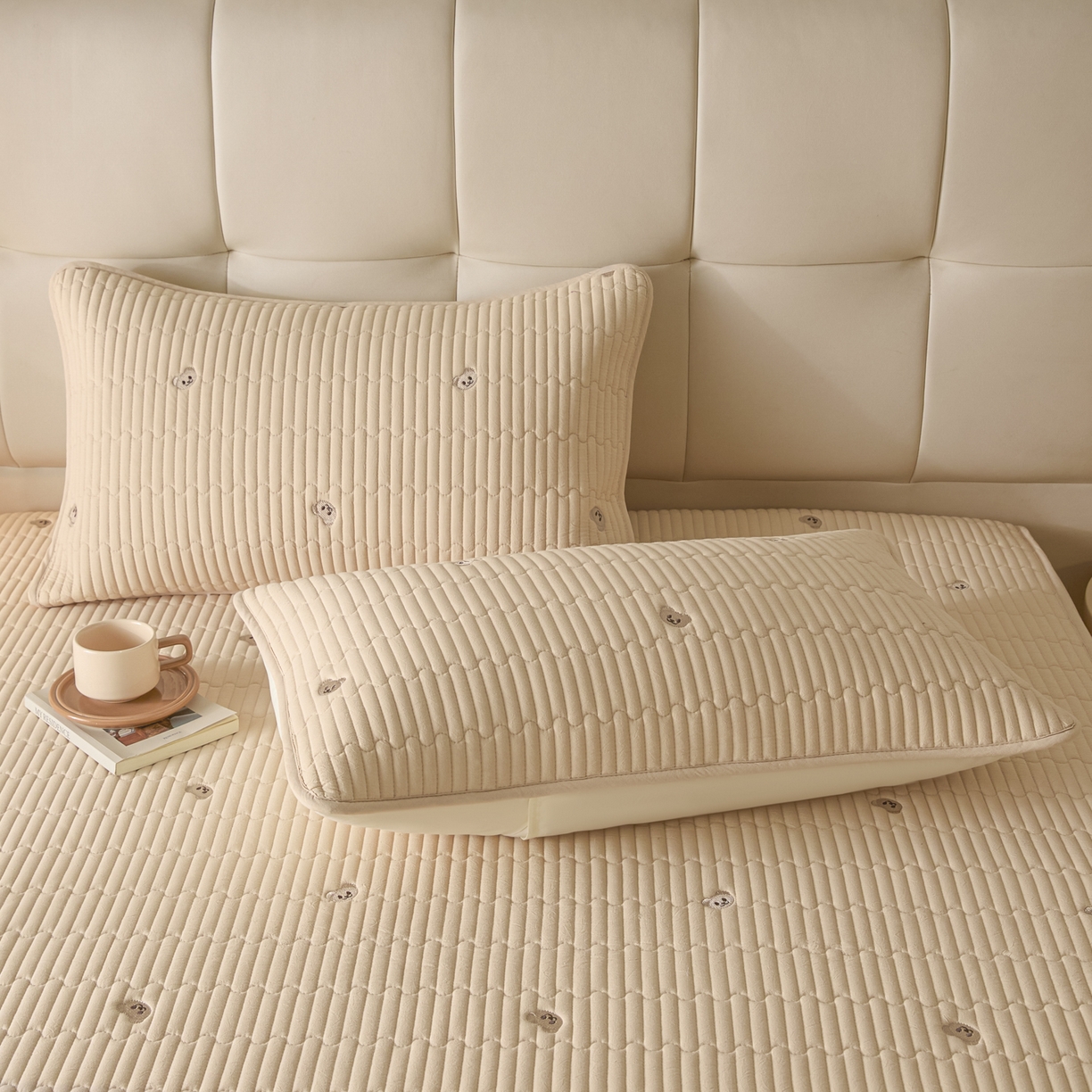 91家纺网 家纺一手货源 找家纺 卡伦家纺 2025新品全棉色织水洗棉刺绣夹棉床笠席梦思保护套小熊系列 金驼熊