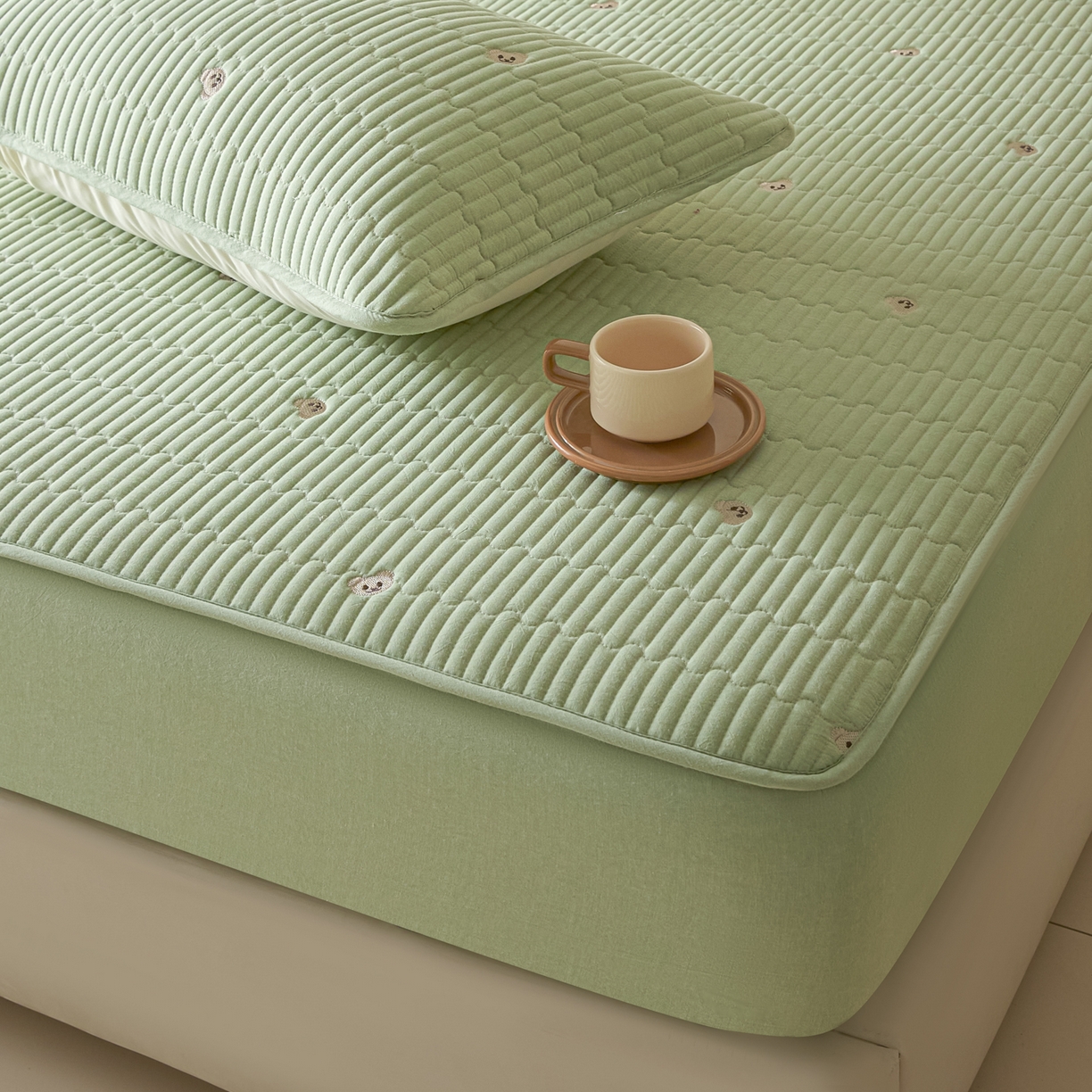 91家纺网 家纺一手货源 找家纺 卡伦家纺 2025新品全棉色织水洗棉刺绣夹棉床笠席梦思保护套小熊系列 翠绿熊