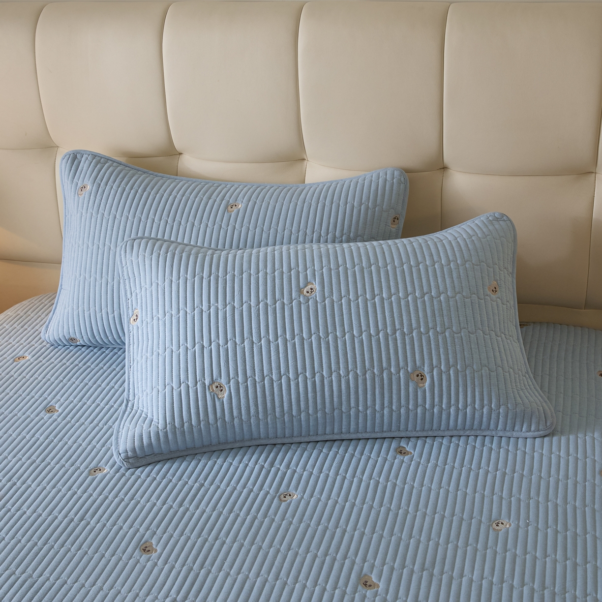 91家纺网 家纺一手货源 找家纺 卡伦家纺 2025新品全棉色织水洗棉刺绣夹棉床笠席梦思保护套小熊系列 雾蓝熊