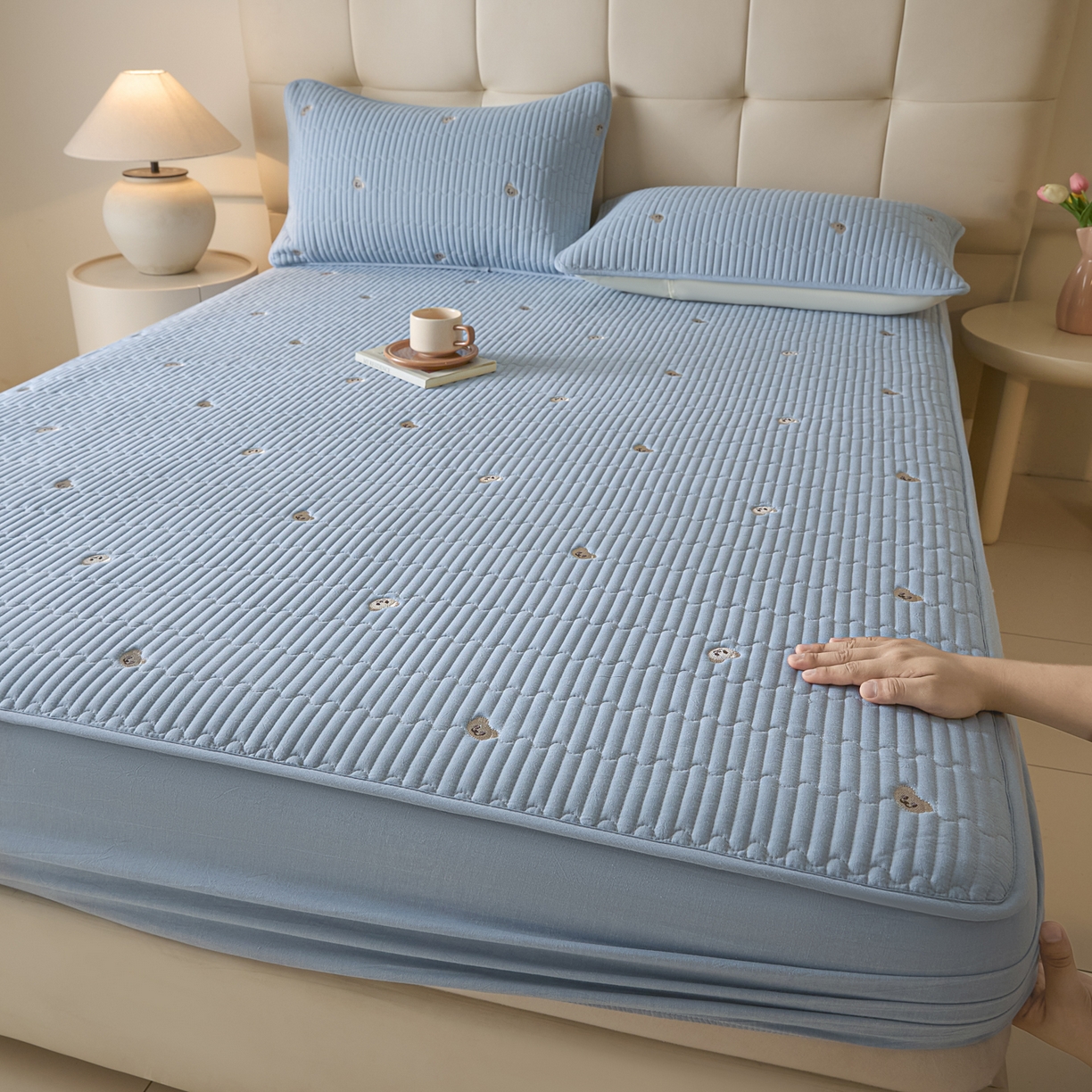 91家纺网 家纺一手货源 找家纺 卡伦家纺 2025新品全棉色织水洗棉刺绣夹棉床笠席梦思保护套小熊系列 雾蓝熊