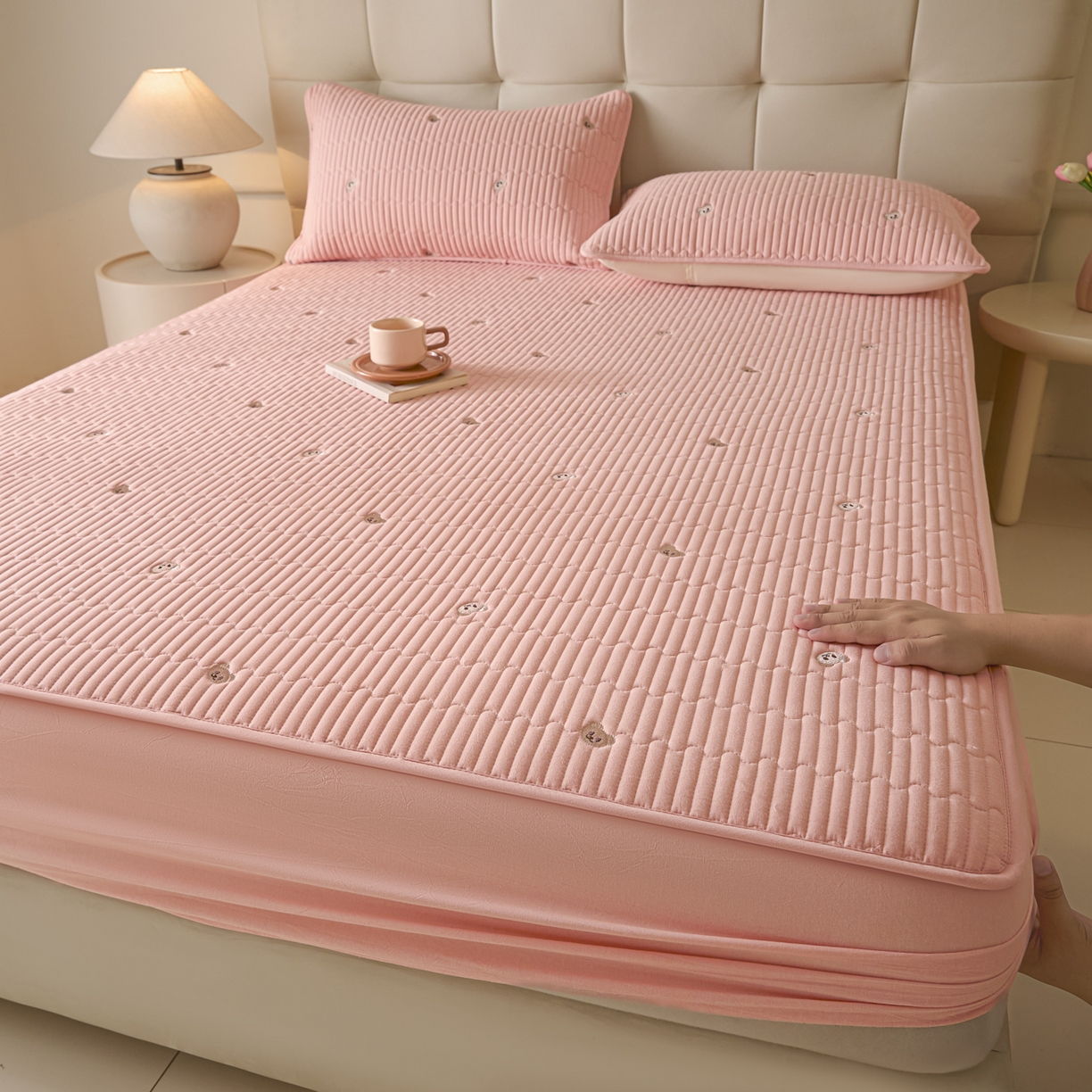 91家纺网 家纺一手货源 找家纺 卡伦家纺 2025新品全棉色织水洗棉刺绣夹棉床笠席梦思保护套小熊系列 桃粉熊