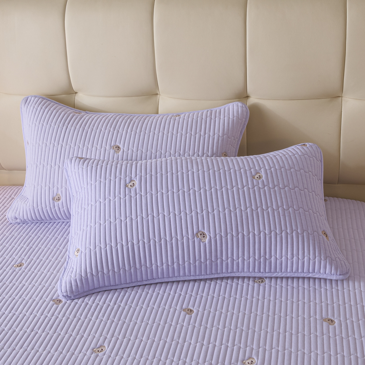 91家纺网 家纺一手货源 找家纺 卡伦家纺 2025新品全棉色织水洗棉刺绣夹棉床笠席梦思保护套小熊系列 雅紫熊