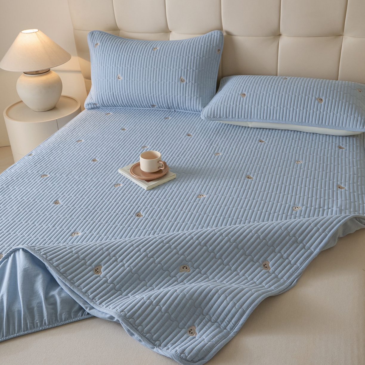 91家纺网 家纺一手货源 找家纺 卡伦家纺 2025新品全棉色织水洗棉刺绣夹棉床笠席梦思保护套小熊系列 雾蓝熊