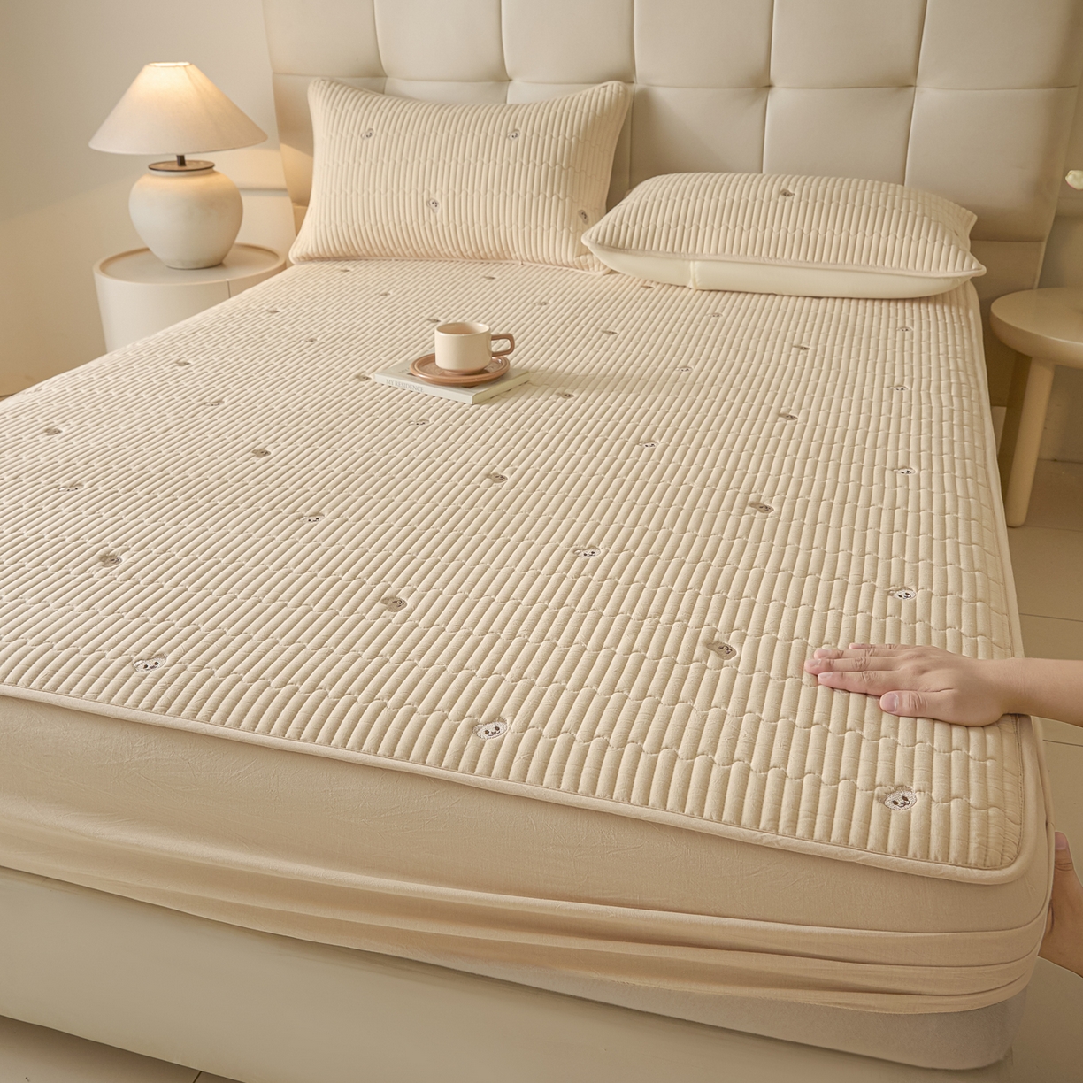 91家纺网 家纺一手货源 找家纺 卡伦家纺 2025新品全棉色织水洗棉刺绣夹棉床笠席梦思保护套小熊系列 金驼熊