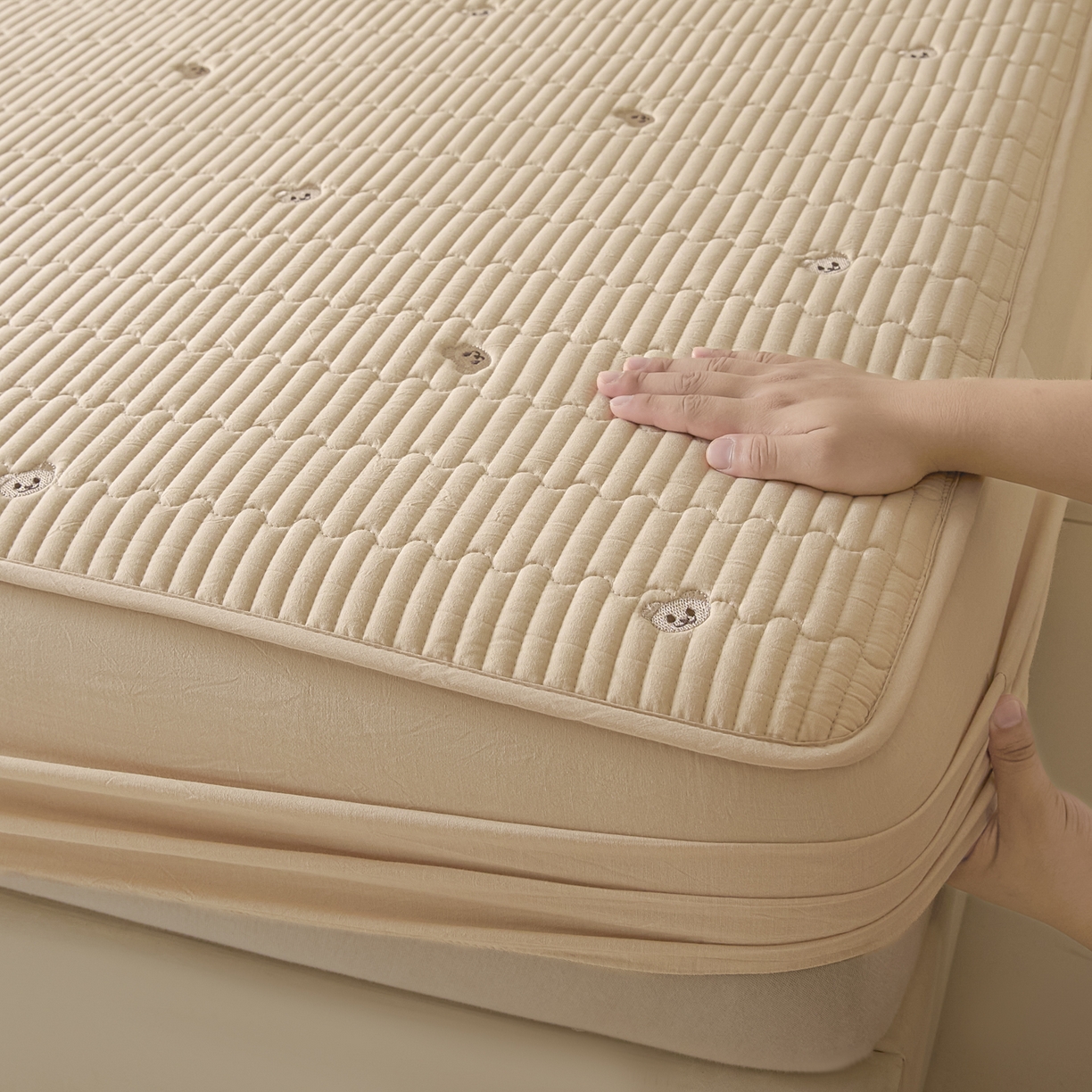 91家纺网 家纺一手货源 找家纺 卡伦家纺 2025新品全棉色织水洗棉刺绣夹棉床笠席梦思保护套小熊系列 金驼熊