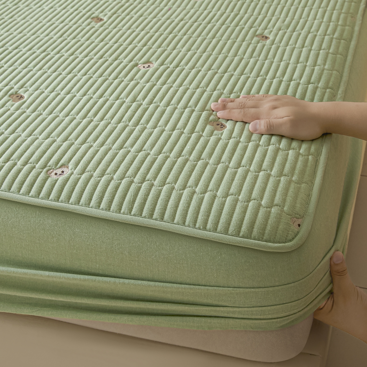 91家纺网 家纺一手货源 找家纺 卡伦家纺 2025新品全棉色织水洗棉刺绣夹棉床笠席梦思保护套小熊系列 翠绿熊