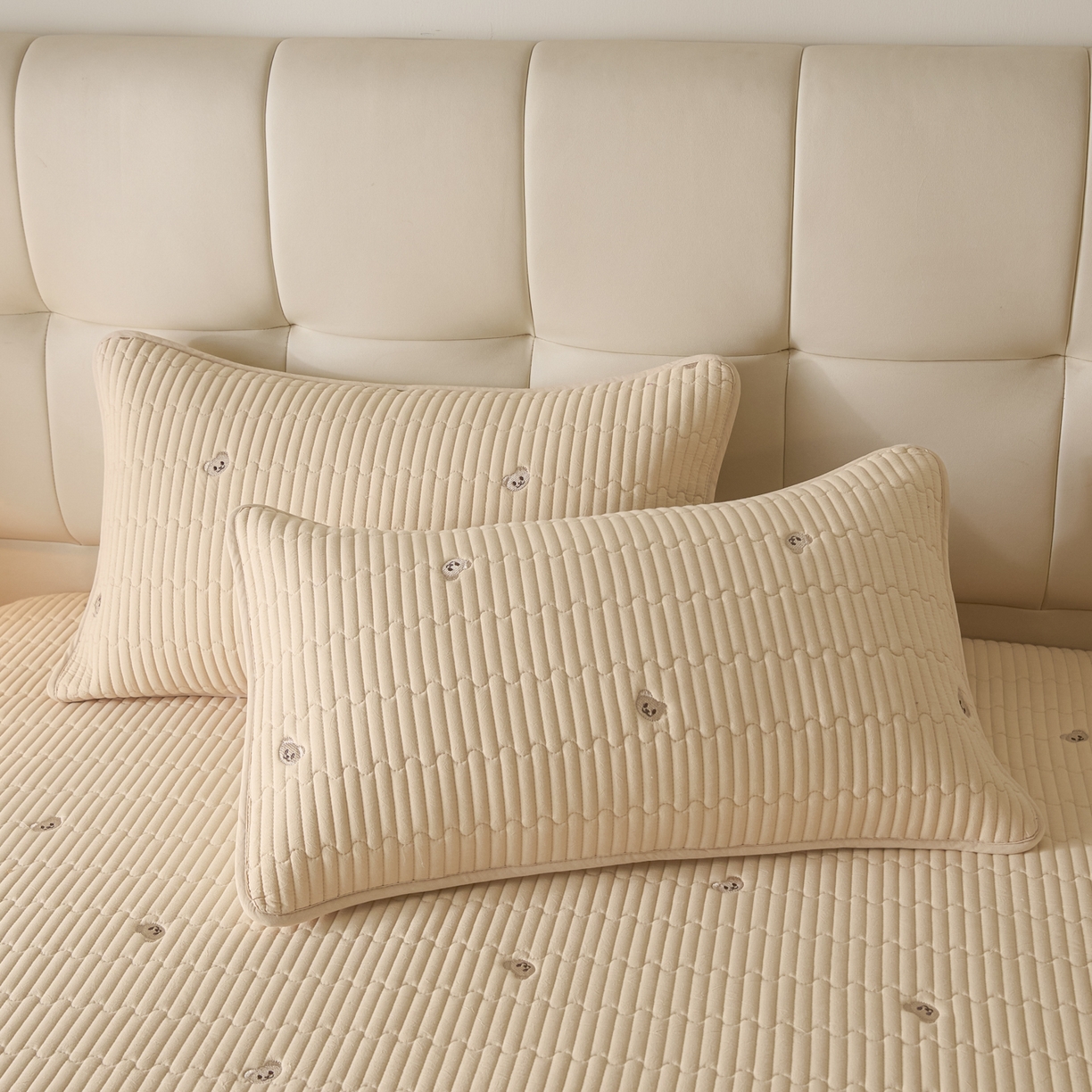 91家纺网 家纺一手货源 找家纺 卡伦家纺 2025新品全棉色织水洗棉刺绣夹棉床笠席梦思保护套小熊系列 金驼熊