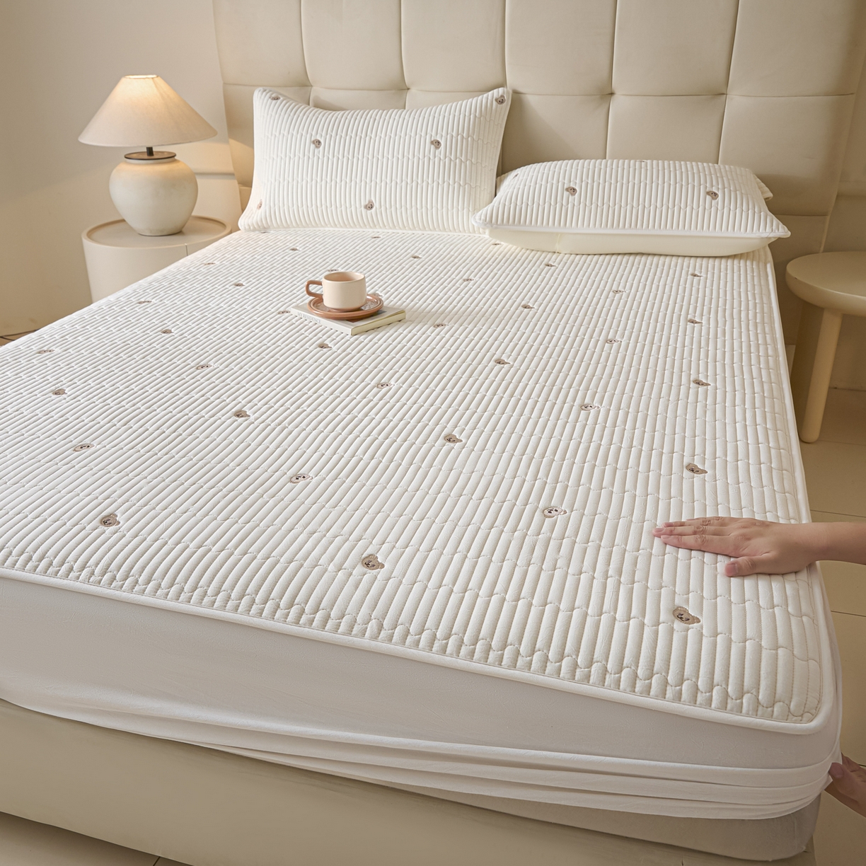 91家纺网 家纺一手货源 找家纺 卡伦家纺 2025新品全棉色织水洗棉刺绣夹棉床笠席梦思保护套小熊系列 素白熊