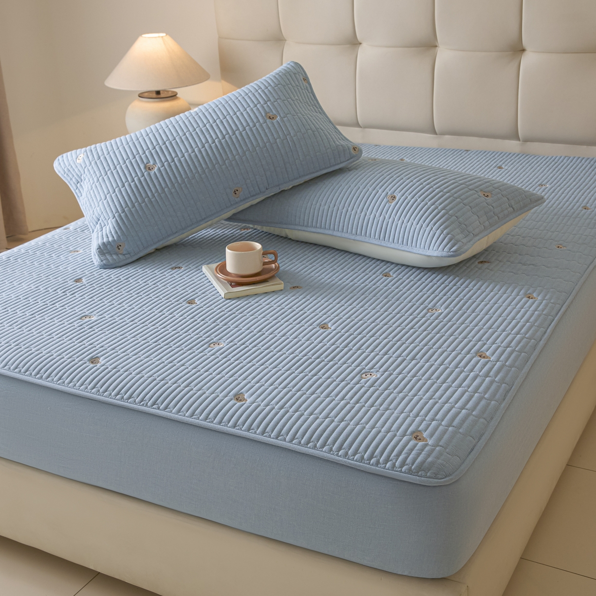 91家纺网 家纺一手货源 找家纺 卡伦家纺 2025新品全棉色织水洗棉刺绣夹棉床笠席梦思保护套小熊系列 雾蓝熊