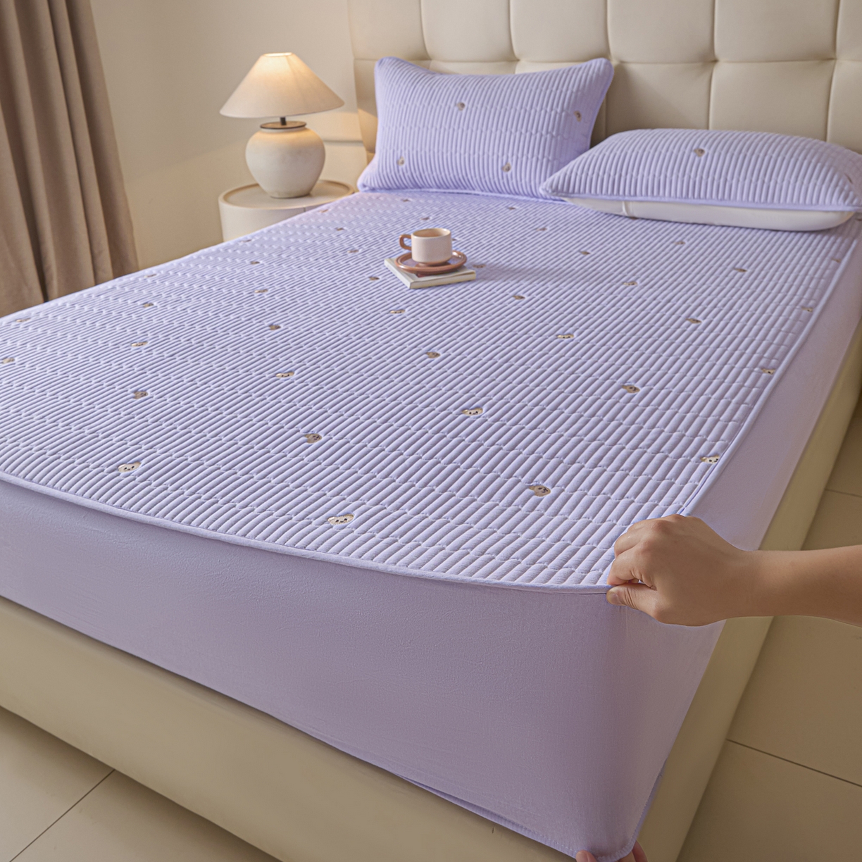 91家纺网 家纺一手货源 找家纺 卡伦家纺 2025新品全棉色织水洗棉刺绣夹棉床笠席梦思保护套小熊系列 雅紫熊