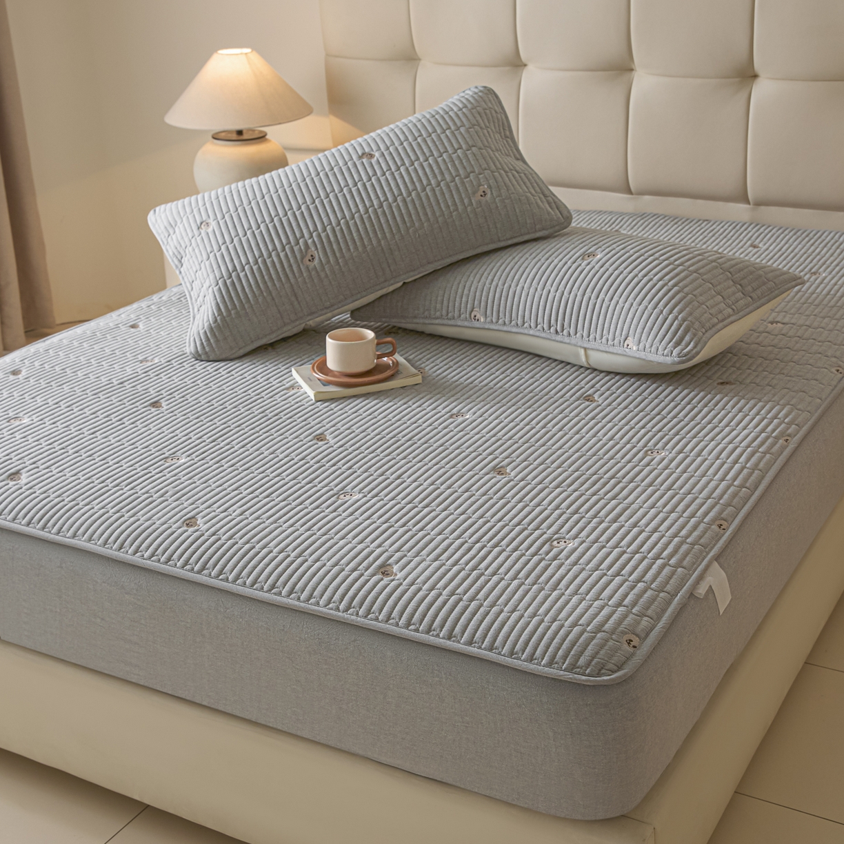 91家纺网 家纺一手货源 找家纺 卡伦家纺 2025新品全棉色织水洗棉刺绣夹棉床笠席梦思保护套小熊系列 雅灰熊