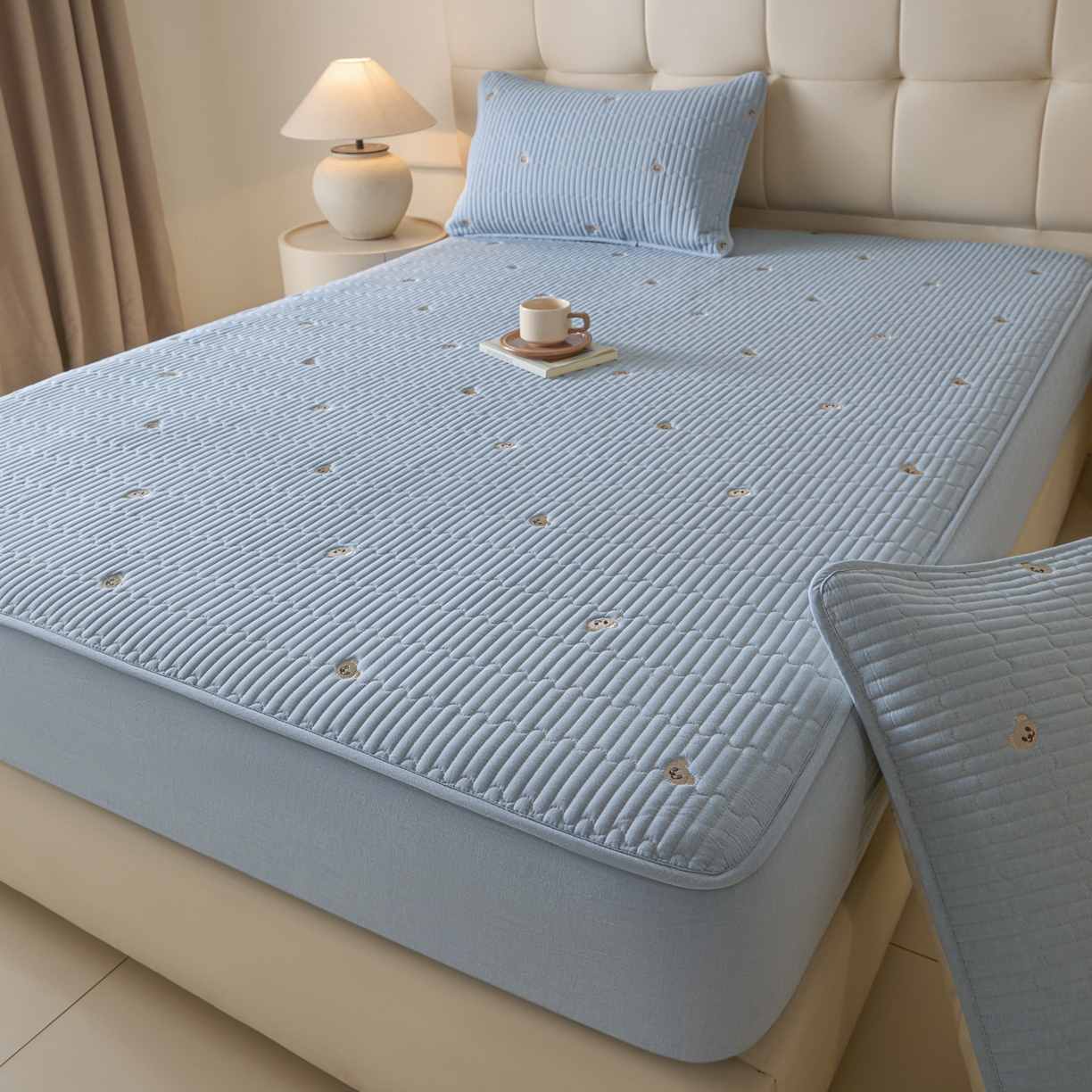 91家纺网 家纺一手货源 找家纺 卡伦家纺 2025新品全棉色织水洗棉刺绣夹棉床笠席梦思保护套小熊系列 雾蓝熊