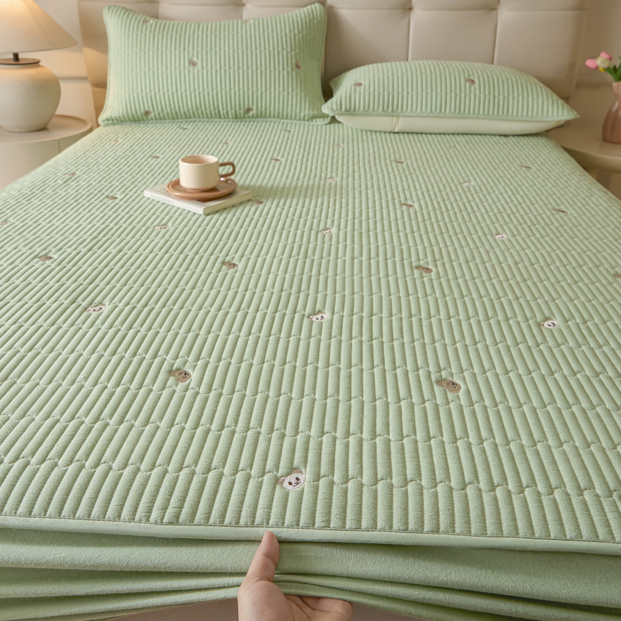 91家纺网 家纺一手货源 找家纺 卡伦家纺 2025新品全棉色织水洗棉刺绣夹棉床笠席梦思保护套小熊系列 翠绿熊