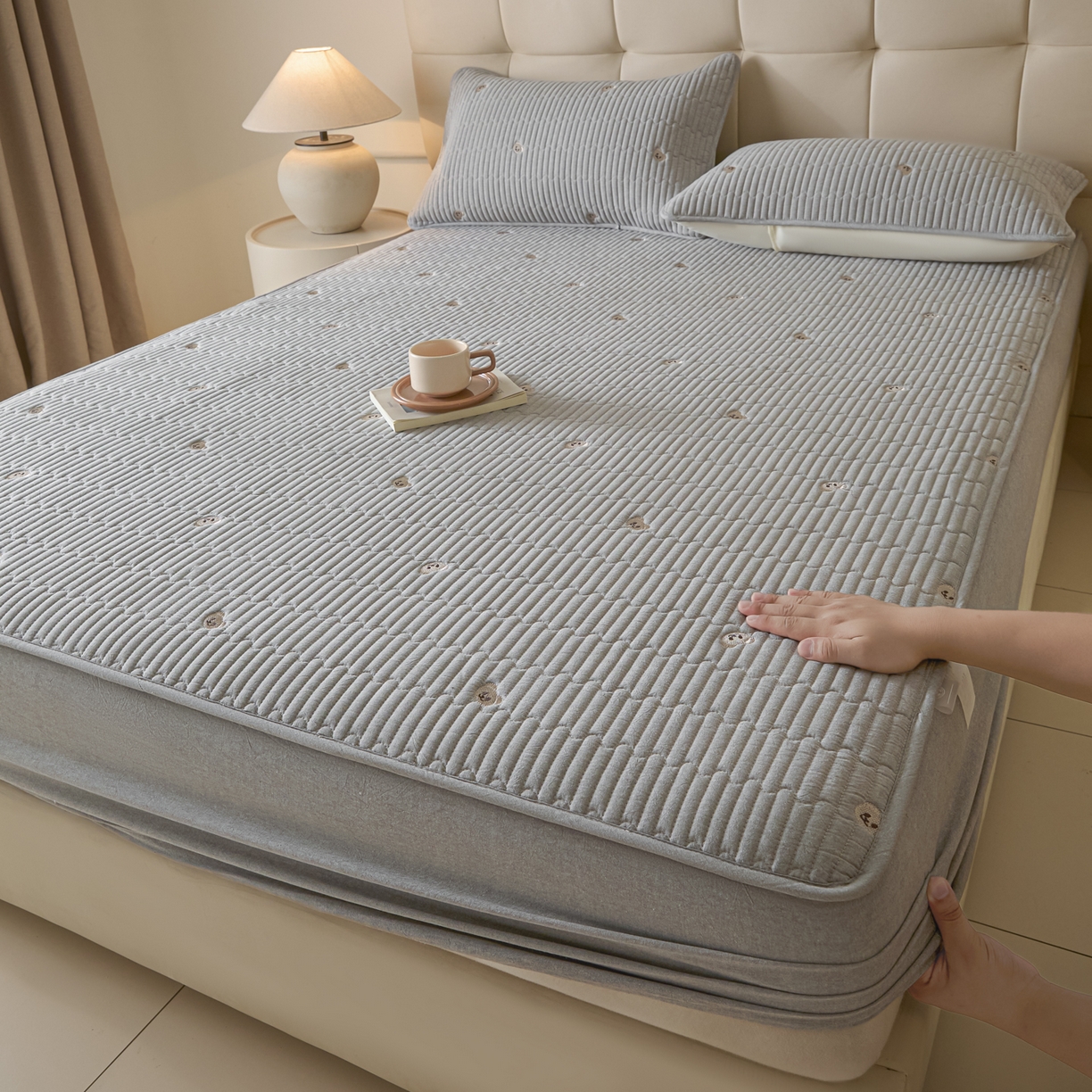 91家纺网 家纺一手货源 找家纺 卡伦家纺 2025新品全棉色织水洗棉刺绣夹棉床笠席梦思保护套小熊系列 雅灰熊