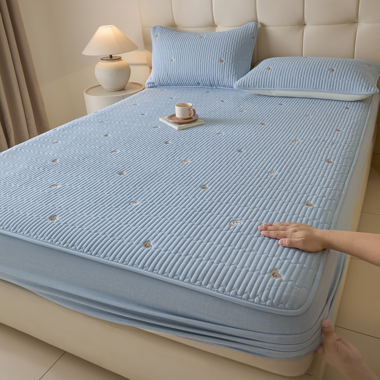 91家纺网 家纺一手货源 找家纺 卡伦家纺 2025新品全棉色织水洗棉刺绣夹棉床笠席梦思保护套小熊系列 雾蓝熊