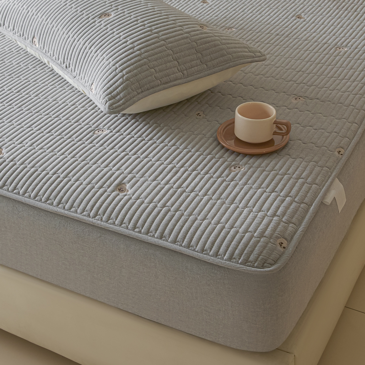 91家纺网 家纺一手货源 找家纺 卡伦家纺 2025新品全棉色织水洗棉刺绣夹棉床笠席梦思保护套小熊系列 雅灰熊