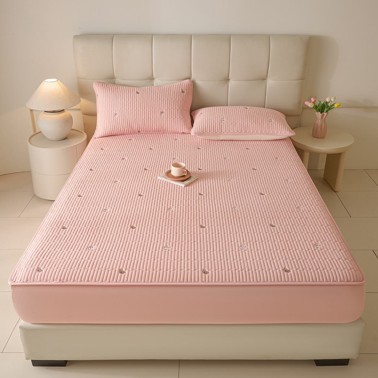 卡伦家纺 2025新品全棉色织水洗棉刺绣夹棉床笠席梦思保护套小熊系列 桃粉熊