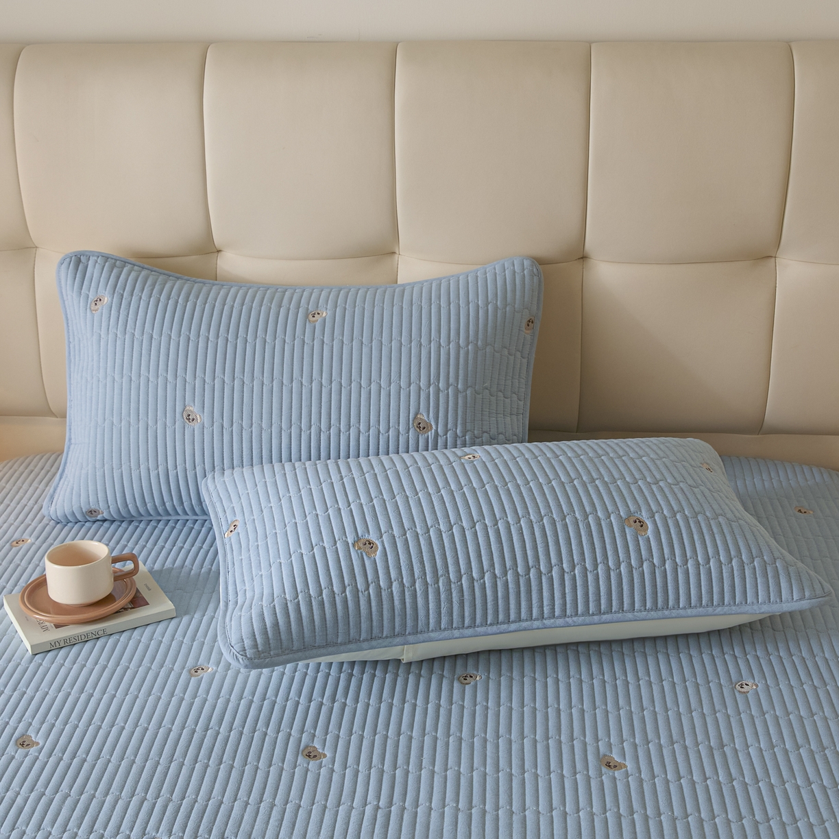 91家纺网 家纺一手货源 找家纺 卡伦家纺 2025新品全棉色织水洗棉刺绣夹棉床笠席梦思保护套小熊系列 雾蓝熊