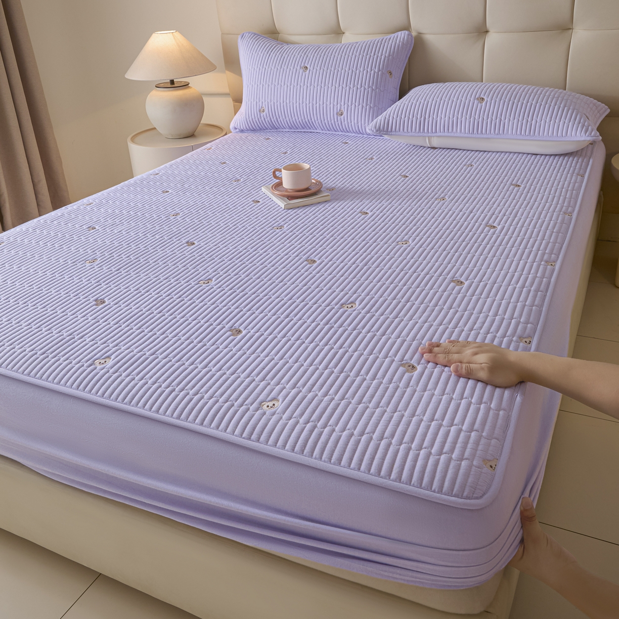 91家纺网 家纺一手货源 找家纺 卡伦家纺 2025新品全棉色织水洗棉刺绣夹棉床笠席梦思保护套小熊系列 雅紫熊