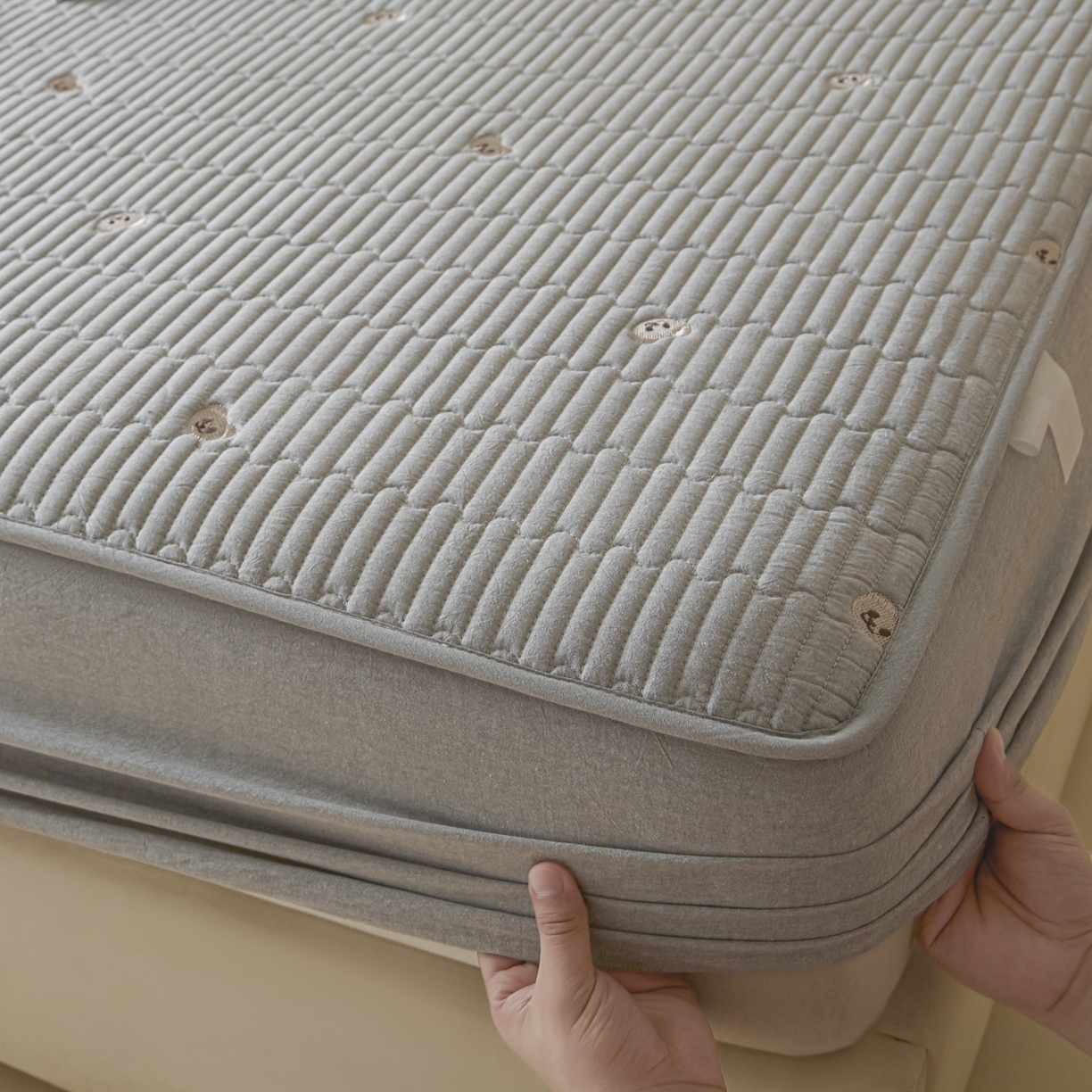 91家纺网 家纺一手货源 找家纺 卡伦家纺 2025新品全棉色织水洗棉刺绣夹棉床笠席梦思保护套小熊系列 雅灰熊