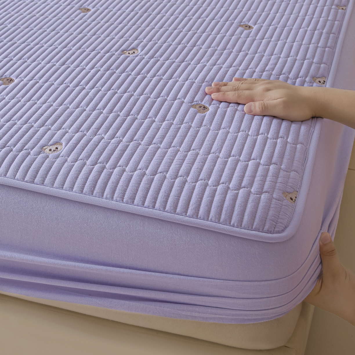 91家纺网 家纺一手货源 找家纺 卡伦家纺 2025新品全棉色织水洗棉刺绣夹棉床笠席梦思保护套小熊系列 雅紫熊