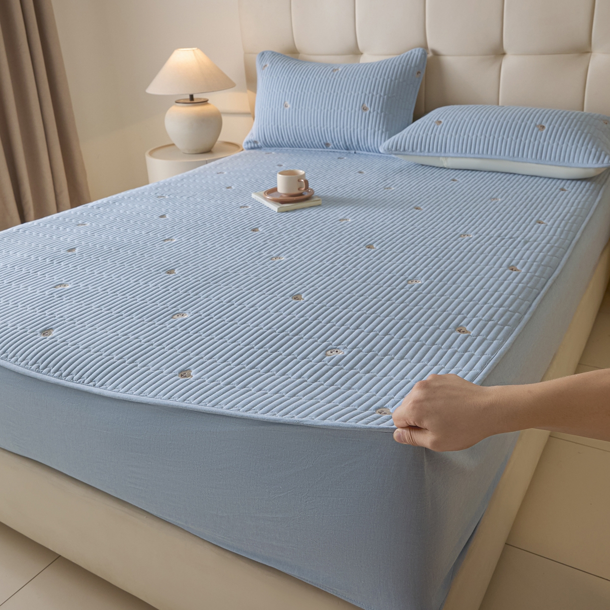 91家纺网 家纺一手货源 找家纺 卡伦家纺 2025新品全棉色织水洗棉刺绣夹棉床笠席梦思保护套小熊系列 雾蓝熊