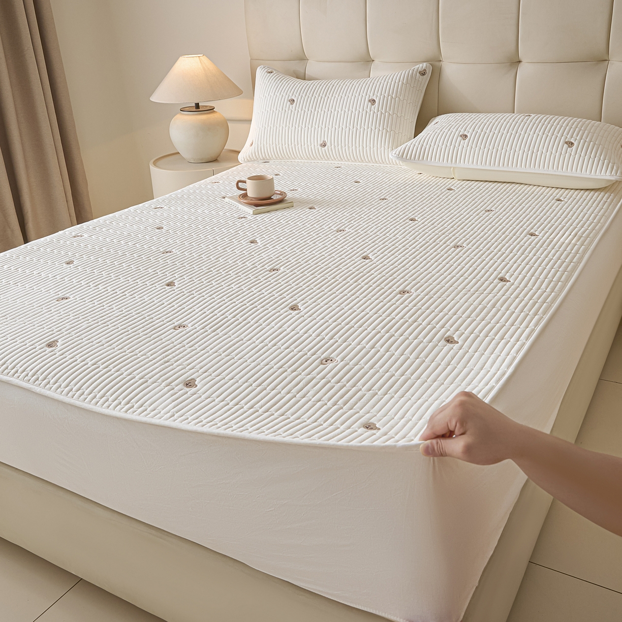 91家纺网 家纺一手货源 找家纺 卡伦家纺 2025新品全棉色织水洗棉刺绣夹棉床笠席梦思保护套小熊系列 素白熊