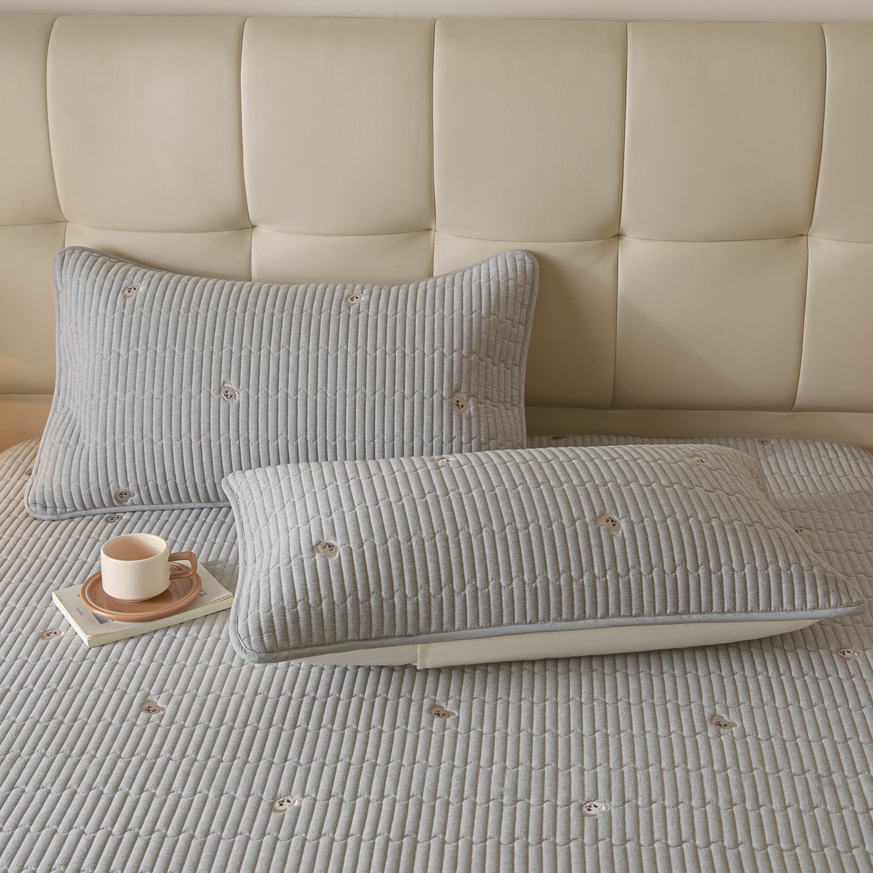 91家纺网 家纺一手货源 找家纺 卡伦家纺 2025新品全棉色织水洗棉刺绣夹棉床笠席梦思保护套小熊系列 雅灰熊