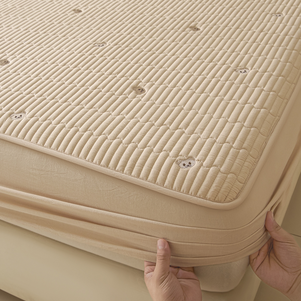 91家纺网 家纺一手货源 找家纺 卡伦家纺 2025新品全棉色织水洗棉刺绣夹棉床笠席梦思保护套小熊系列 金驼熊