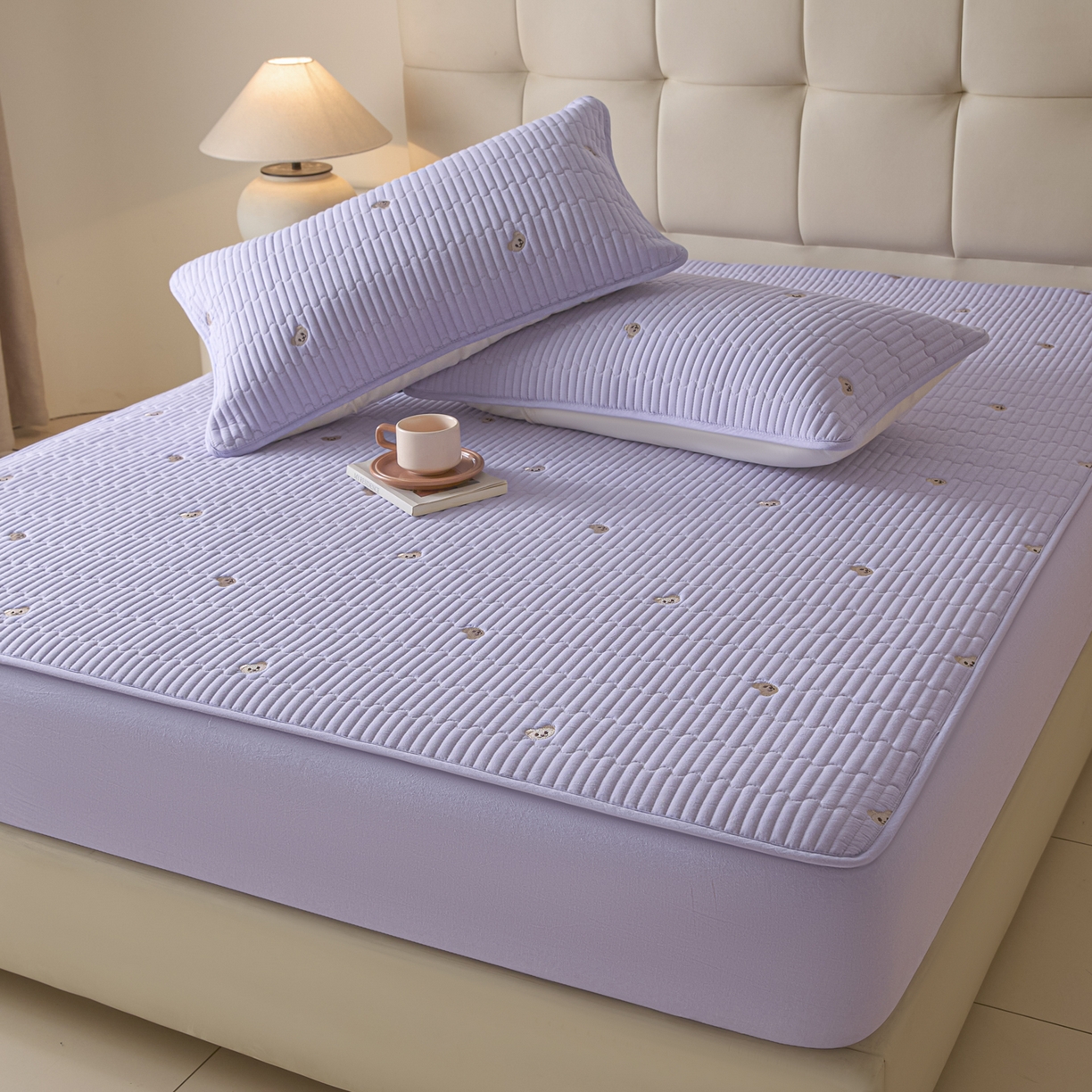 91家纺网 家纺一手货源 找家纺 卡伦家纺 2025新品全棉色织水洗棉刺绣夹棉床笠席梦思保护套小熊系列 雅紫熊