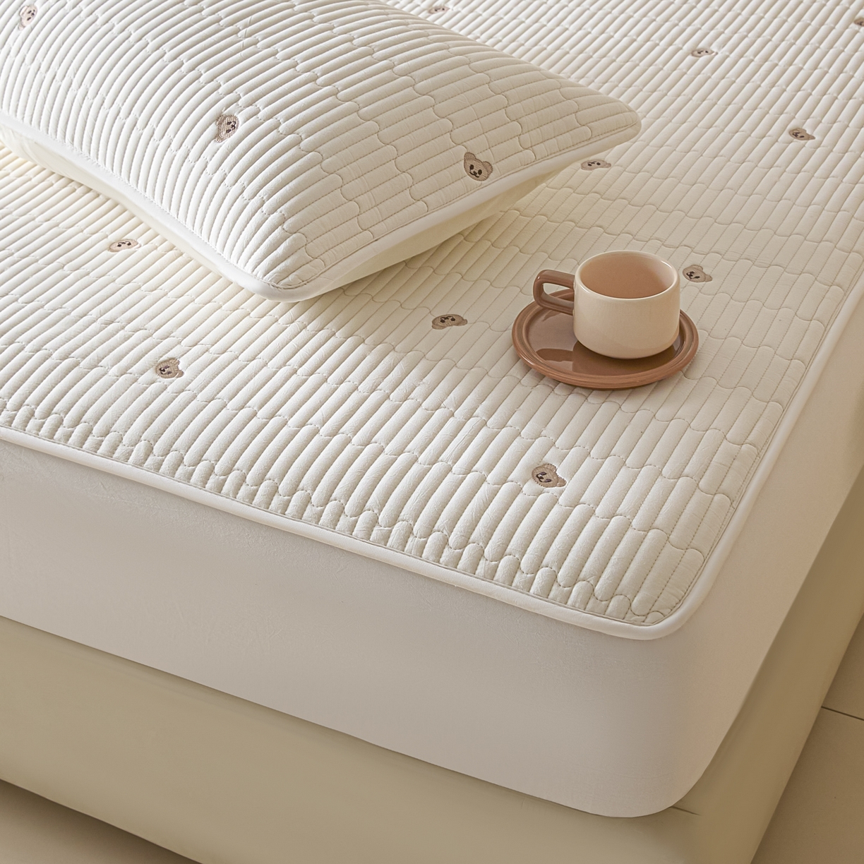 91家纺网 家纺一手货源 找家纺 卡伦家纺 2025新品全棉色织水洗棉刺绣夹棉床笠席梦思保护套小熊系列 素白熊