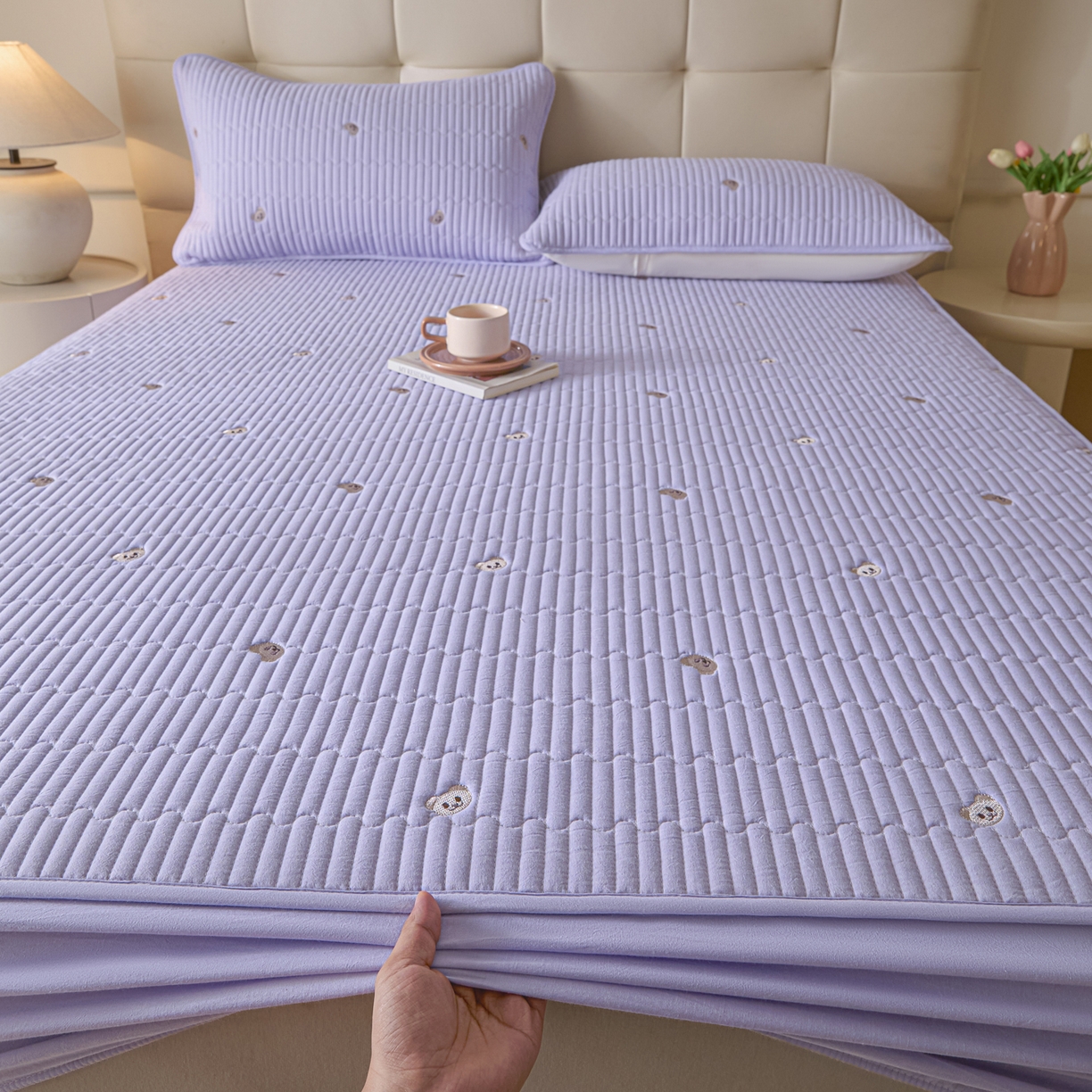 91家纺网 家纺一手货源 找家纺 卡伦家纺 2025新品全棉色织水洗棉刺绣夹棉床笠席梦思保护套小熊系列 雅紫熊