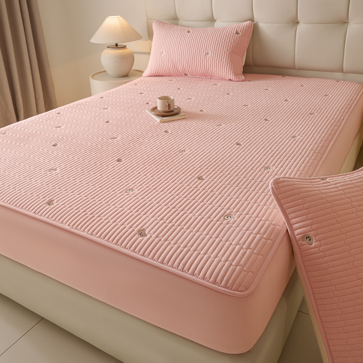 91家纺网 家纺一手货源 找家纺 卡伦家纺 2025新品全棉色织水洗棉刺绣夹棉床笠席梦思保护套小熊系列 桃粉熊