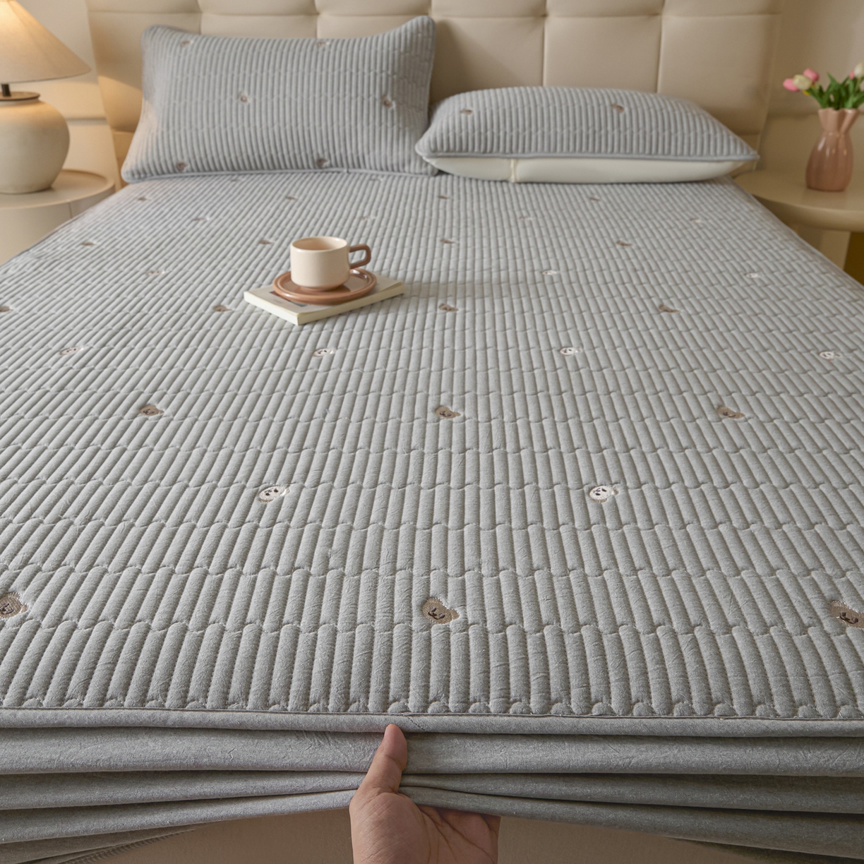 91家纺网 家纺一手货源 找家纺 卡伦家纺 2025新品全棉色织水洗棉刺绣夹棉床笠席梦思保护套小熊系列 雅灰熊