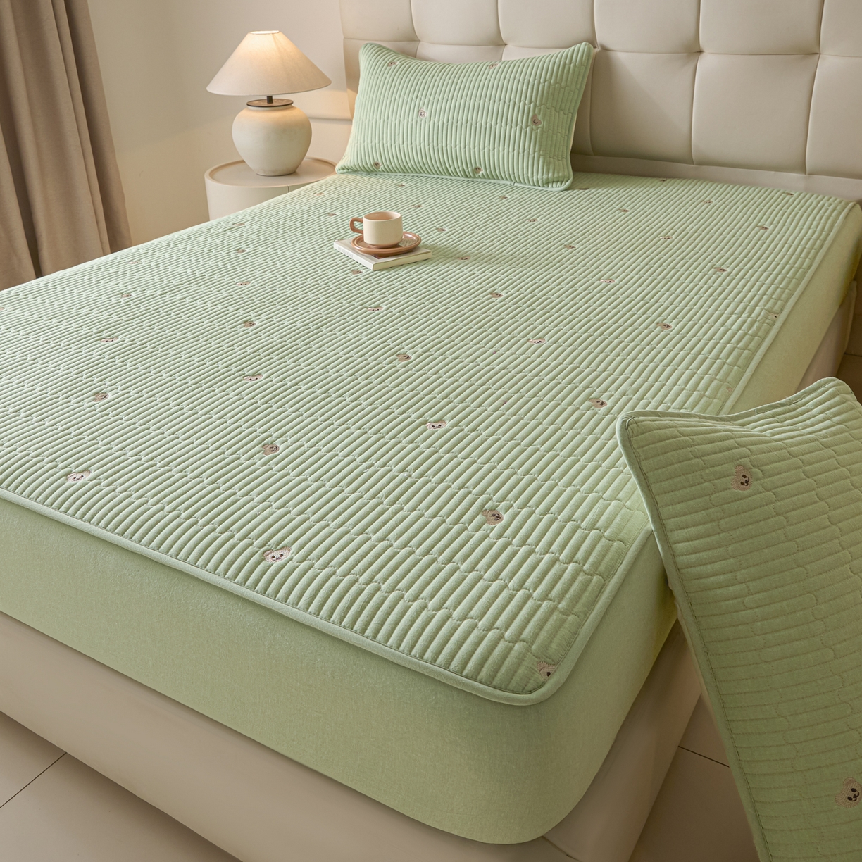 91家纺网 家纺一手货源 找家纺 卡伦家纺 2025新品全棉色织水洗棉刺绣夹棉床笠席梦思保护套小熊系列 翠绿熊