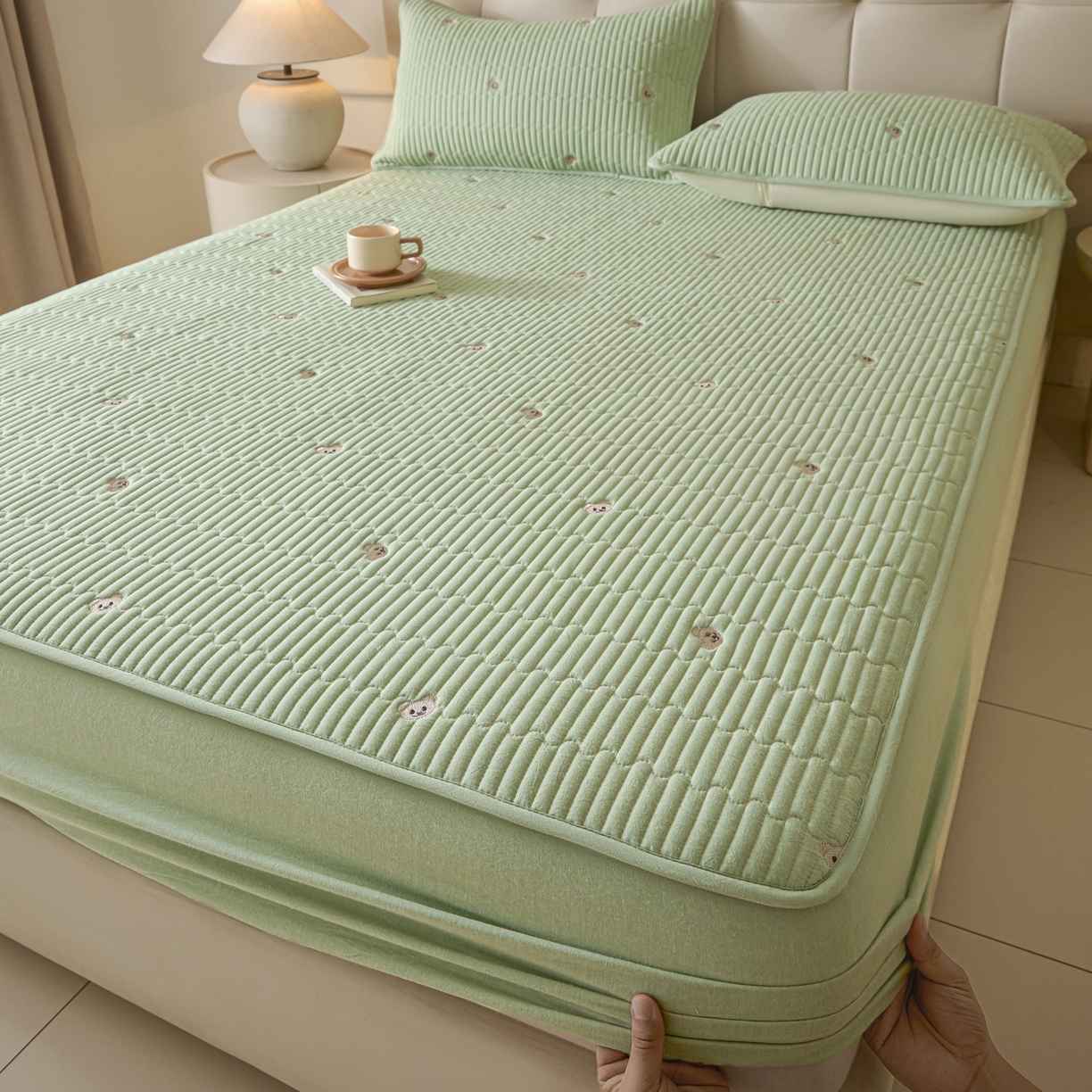 91家纺网 家纺一手货源 找家纺 卡伦家纺 2025新品全棉色织水洗棉刺绣夹棉床笠席梦思保护套小熊系列 翠绿熊