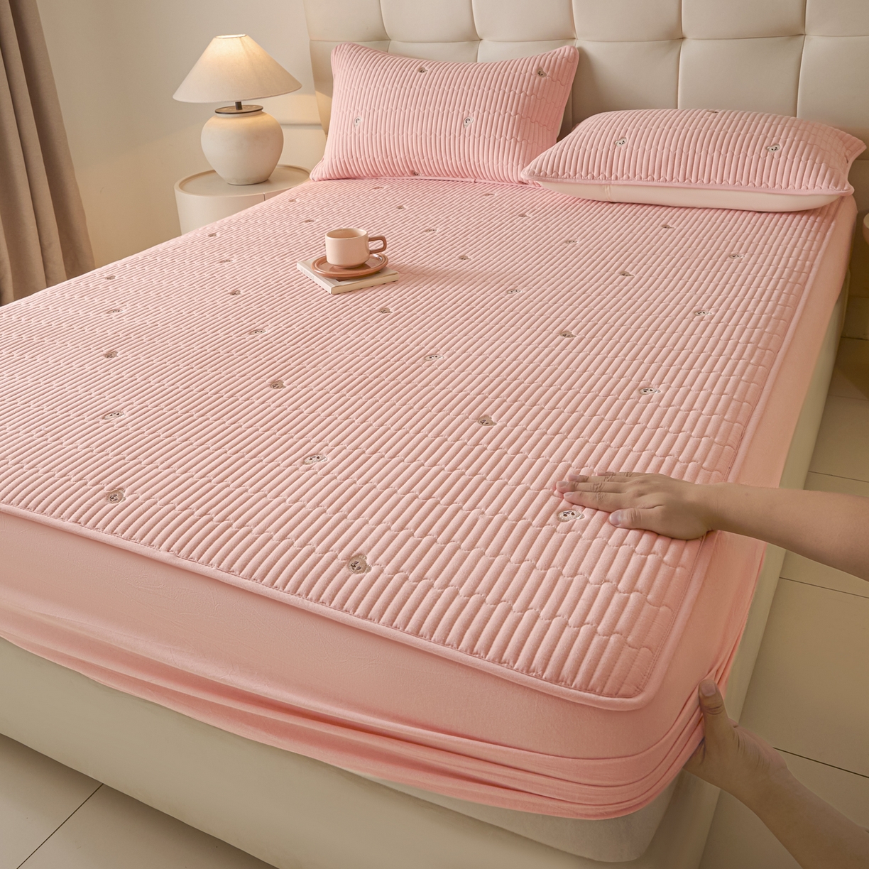 91家纺网 家纺一手货源 找家纺 卡伦家纺 2025新品全棉色织水洗棉刺绣夹棉床笠席梦思保护套小熊系列 桃粉熊