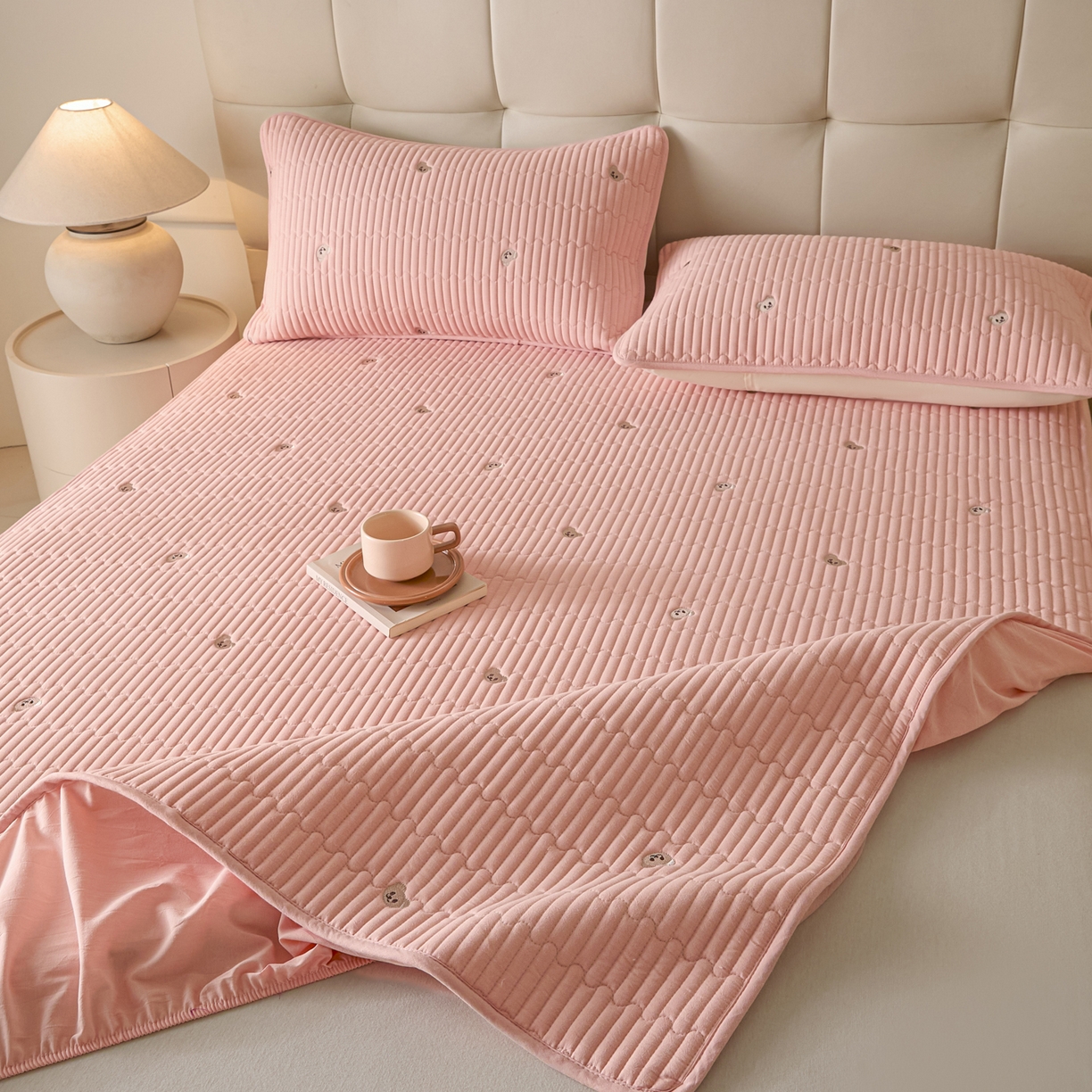 91家纺网 家纺一手货源 找家纺 卡伦家纺 2025新品全棉色织水洗棉刺绣夹棉床笠席梦思保护套小熊系列 桃粉熊