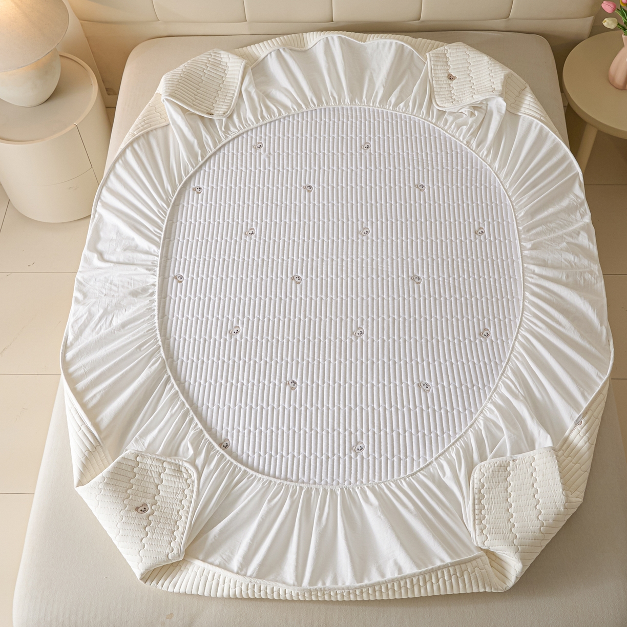 91家纺网 家纺一手货源 找家纺 卡伦家纺 2025新品全棉色织水洗棉刺绣夹棉床笠席梦思保护套小熊系列 素白熊