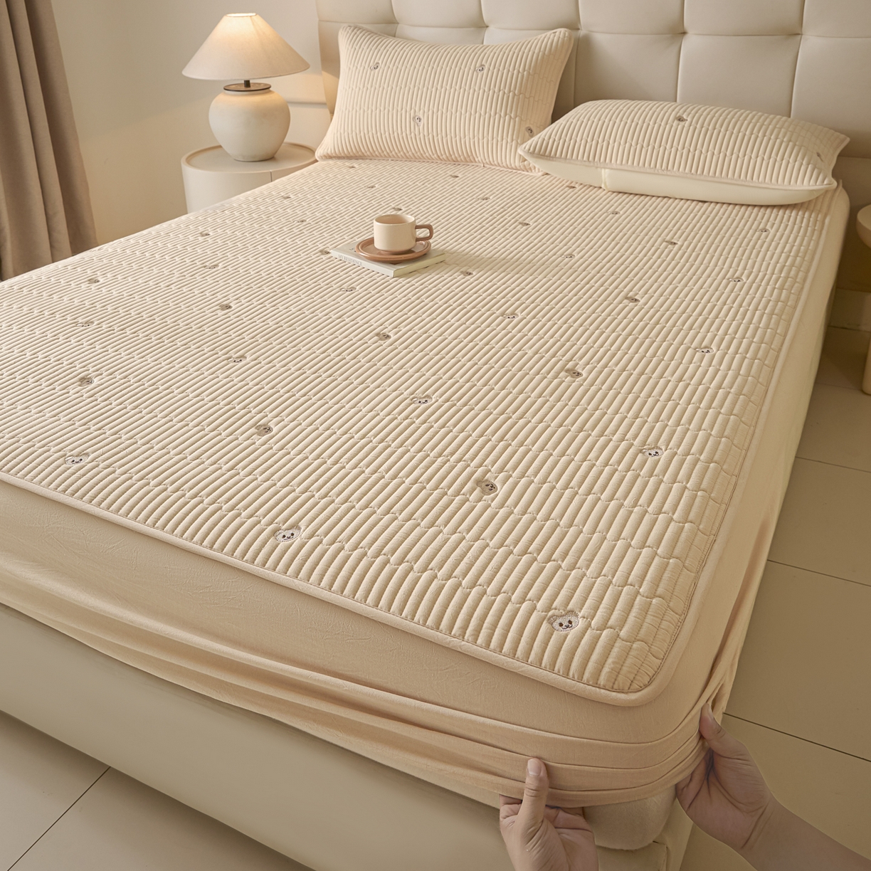 91家纺网 家纺一手货源 找家纺 卡伦家纺 2025新品全棉色织水洗棉刺绣夹棉床笠席梦思保护套小熊系列 金驼熊