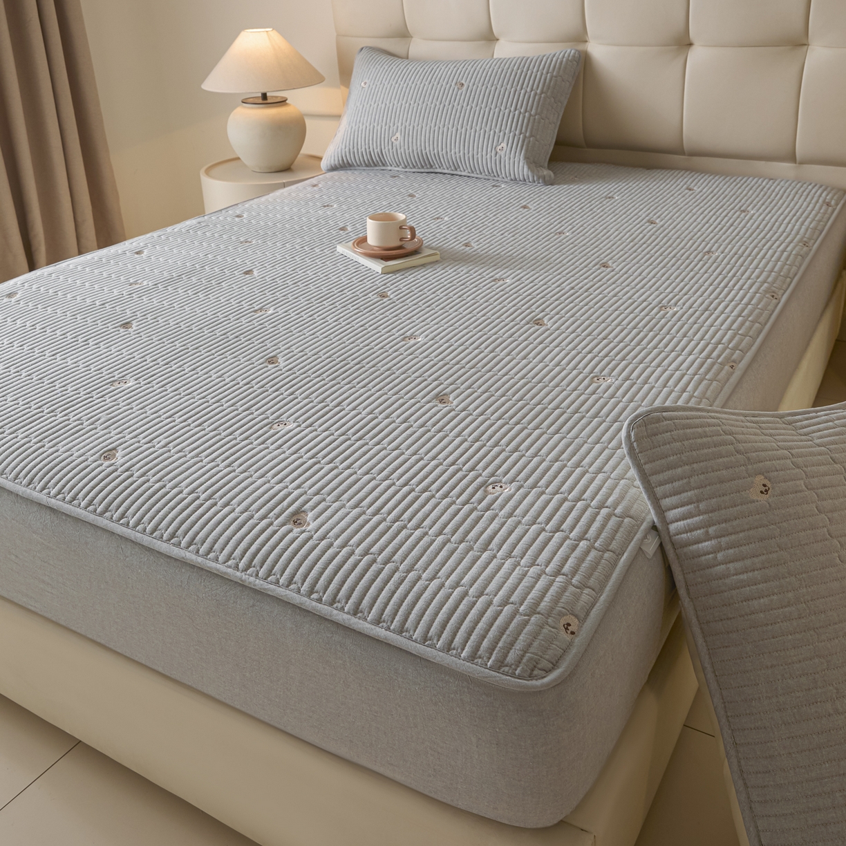 91家纺网 家纺一手货源 找家纺 卡伦家纺 2025新品全棉色织水洗棉刺绣夹棉床笠席梦思保护套小熊系列 雅灰熊