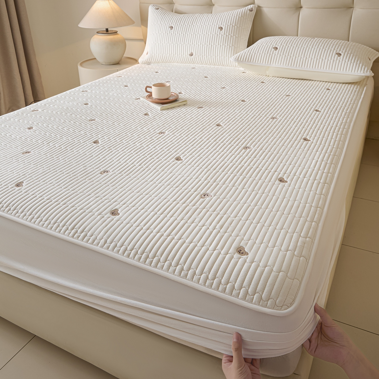 91家纺网 家纺一手货源 找家纺 卡伦家纺 2025新品全棉色织水洗棉刺绣夹棉床笠席梦思保护套小熊系列 素白熊