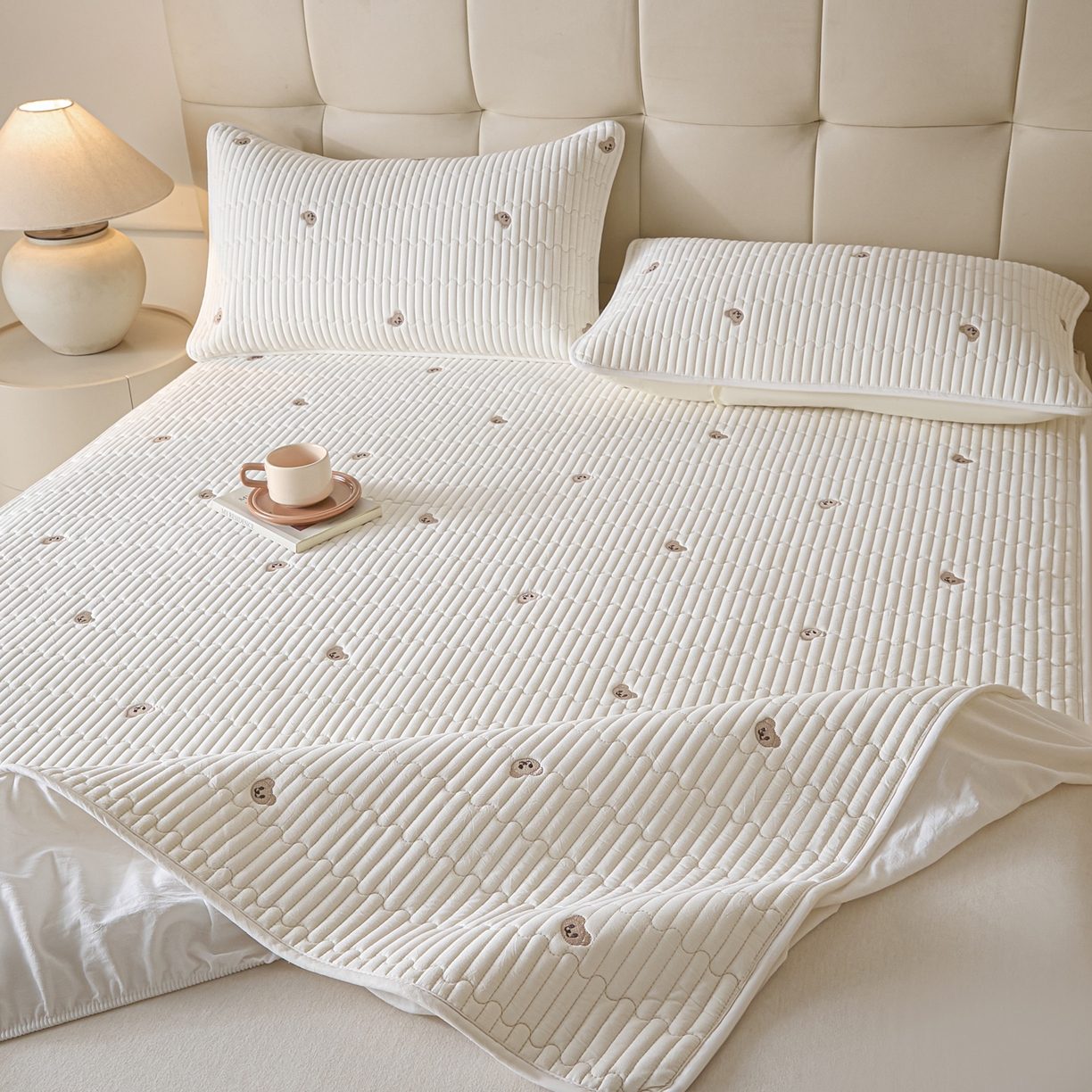 91家纺网 家纺一手货源 找家纺 卡伦家纺 2025新品全棉色织水洗棉刺绣夹棉床笠席梦思保护套小熊系列 素白熊